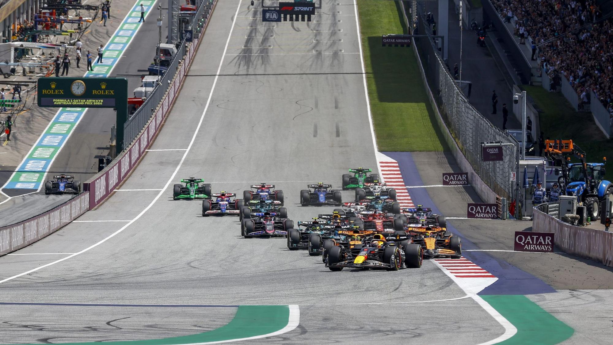 Start des Formel-1-Rennens in Österreich, im Vordergrund fährt Red-Bull-Star Max Verstappen.