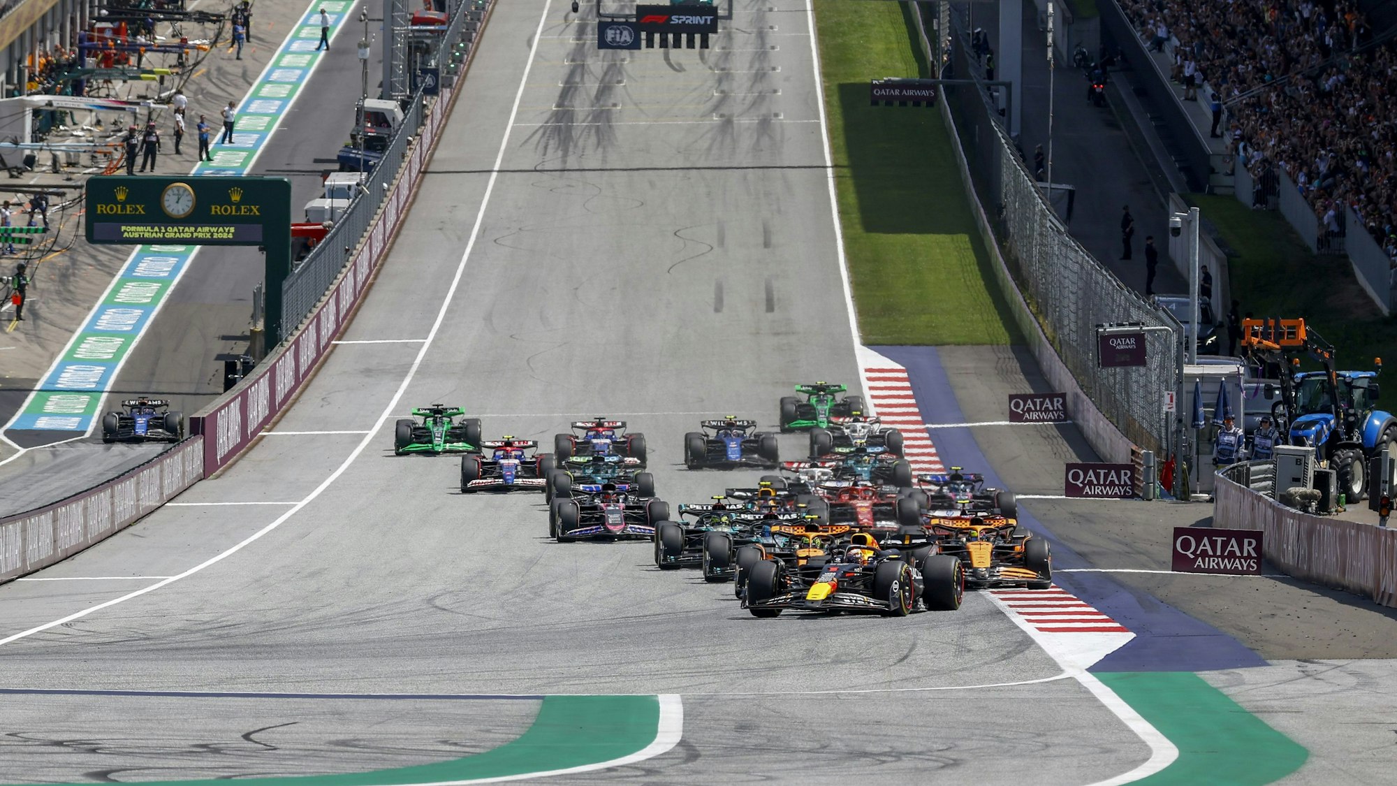 Start des Formel-1-Rennens in Österreich, im Vordergrund fährt Red-Bull-Star Max Verstappen.