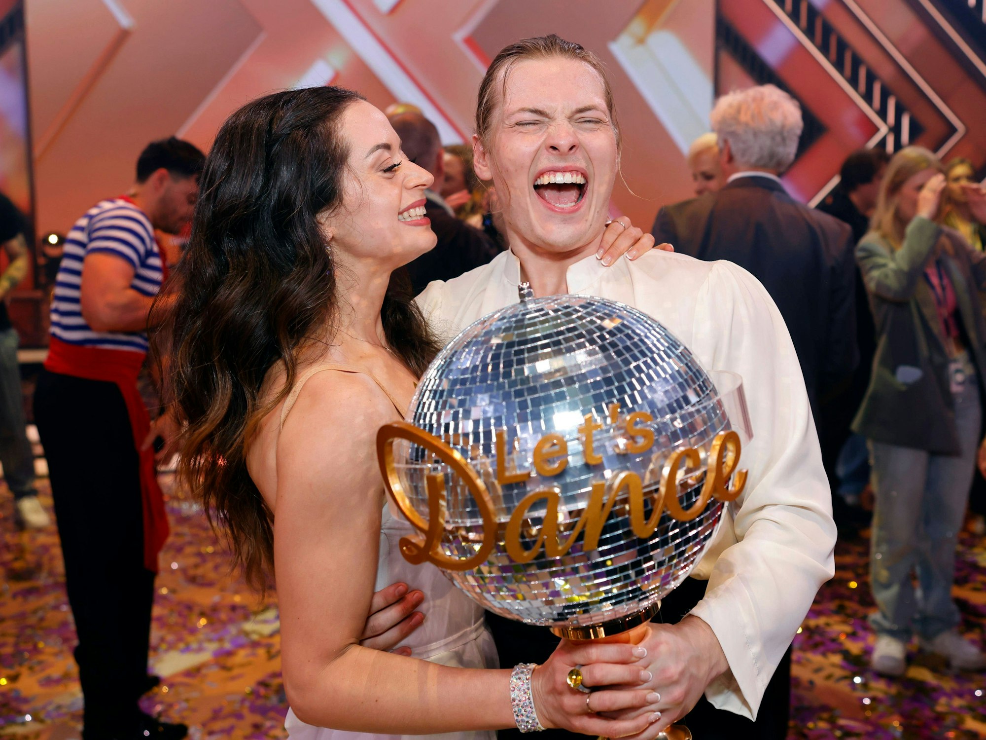 Sänger Gabriel Kelly und Tänzerin Malika Dzumaev bei Let's Dance.