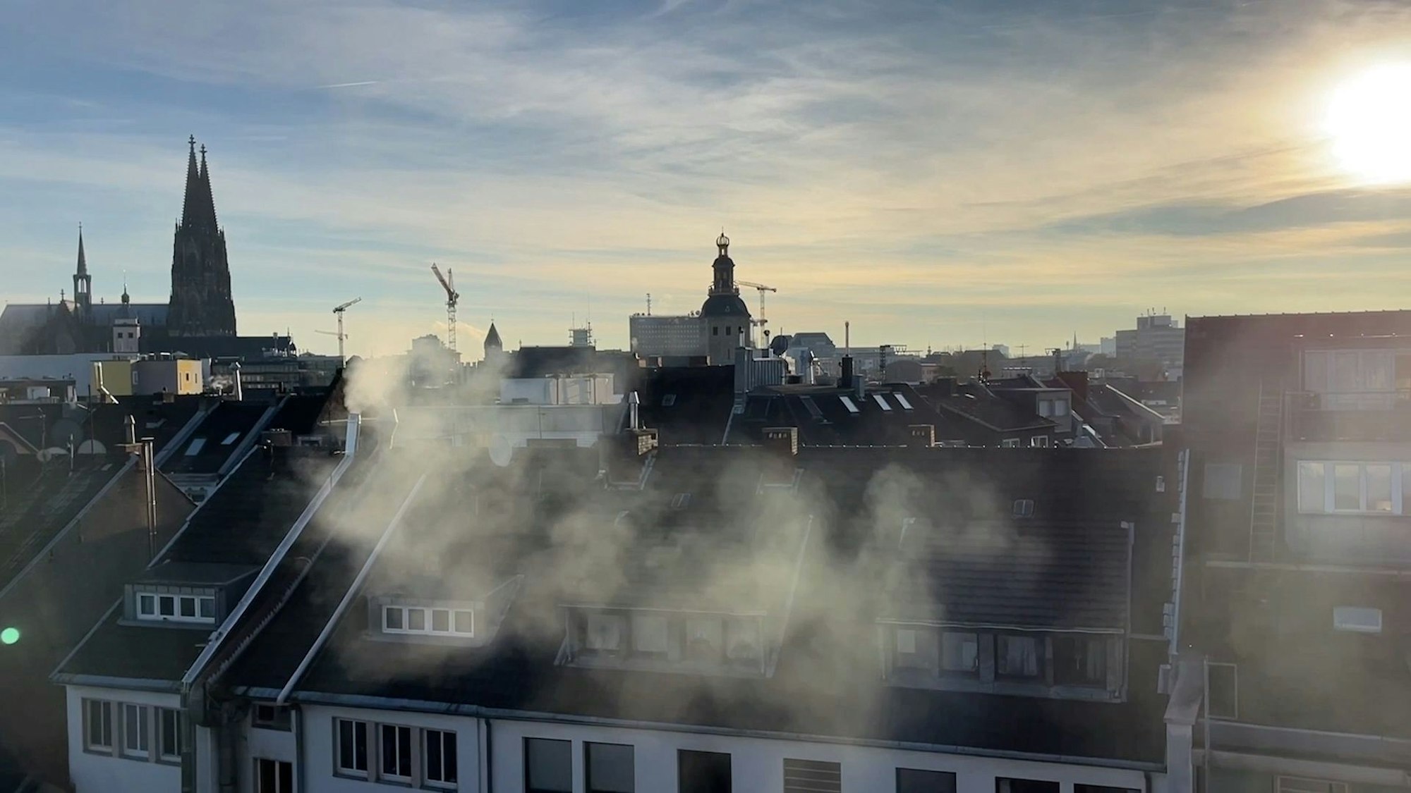 Rauch steigt über einer Straße auf.
