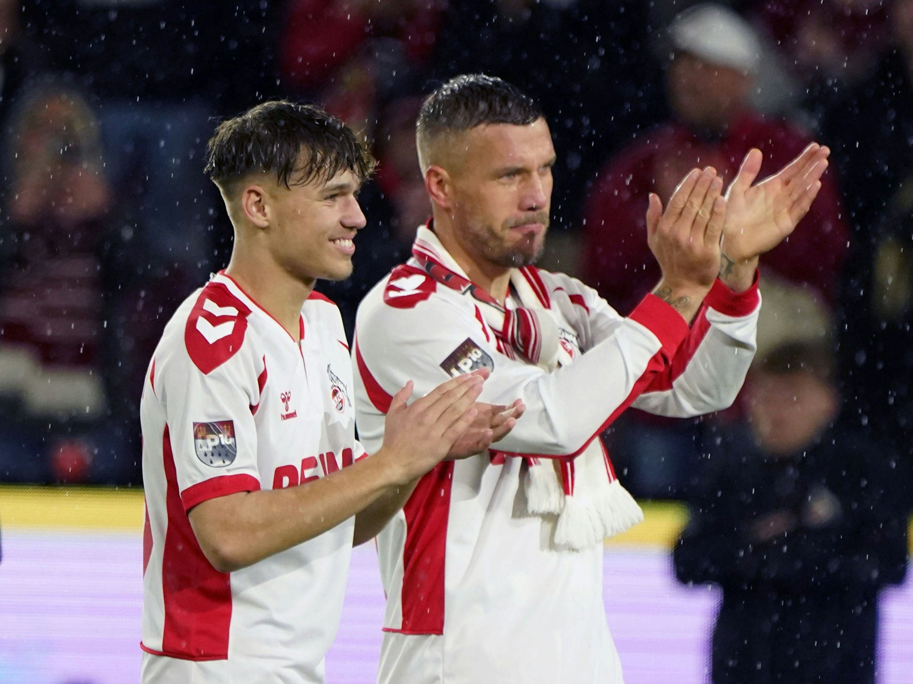 Louis und Lukas Podolski auf dem Feld.