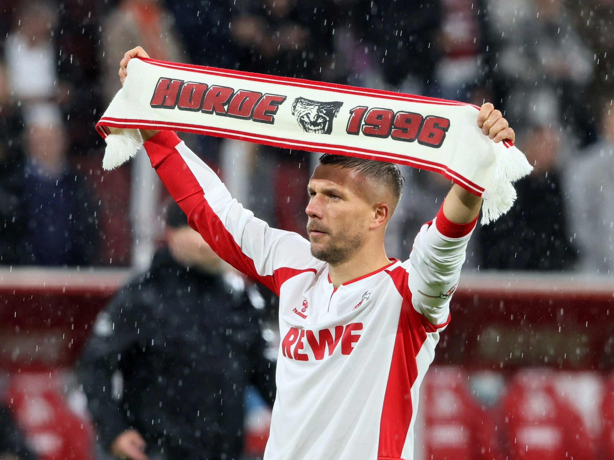 Lukas Podolski mit Fanschal.