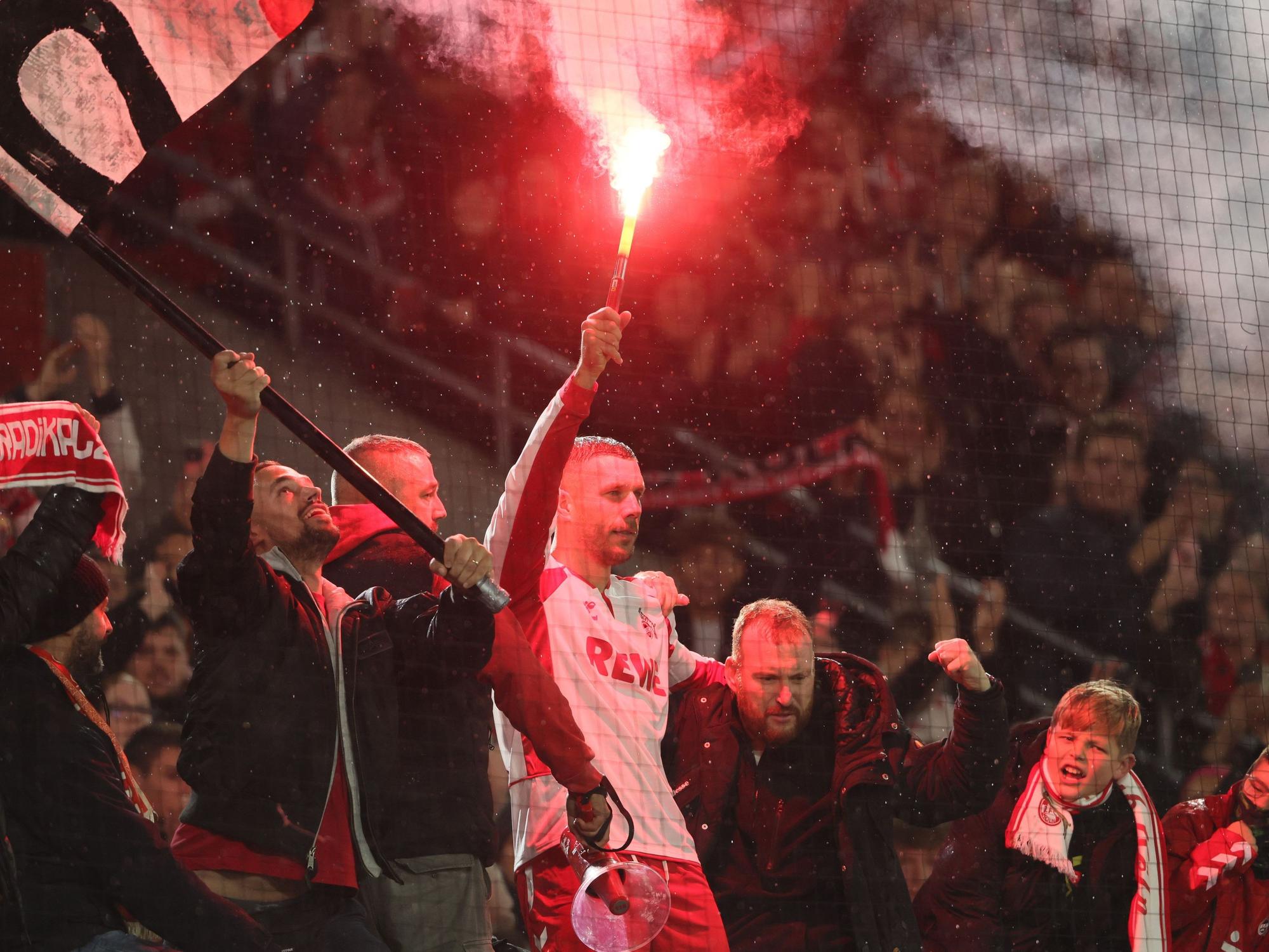 Lukas Podolski mit Bengalo in der Hand.