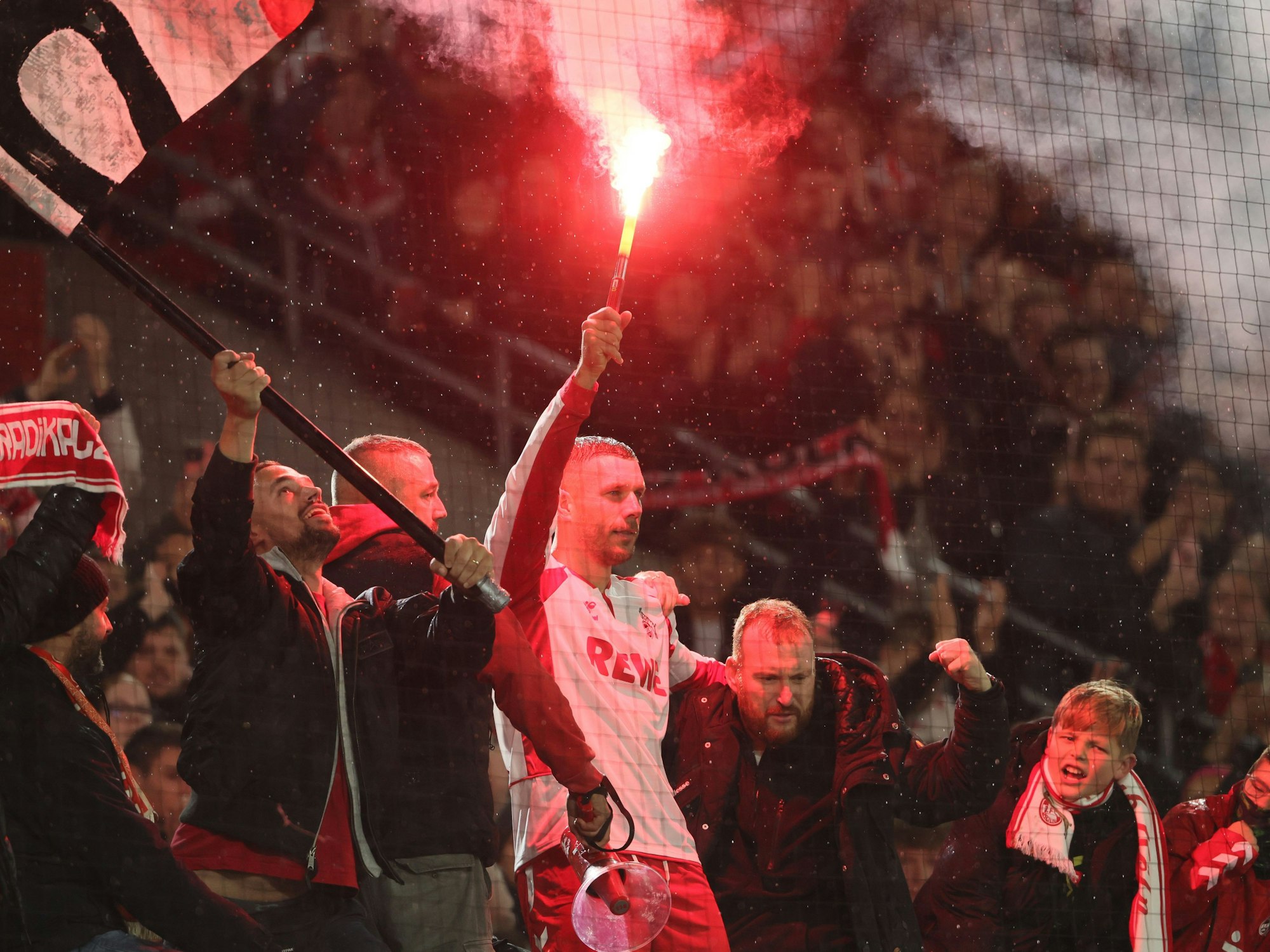 Lukas Podolski mit Bengalo in der Hand.