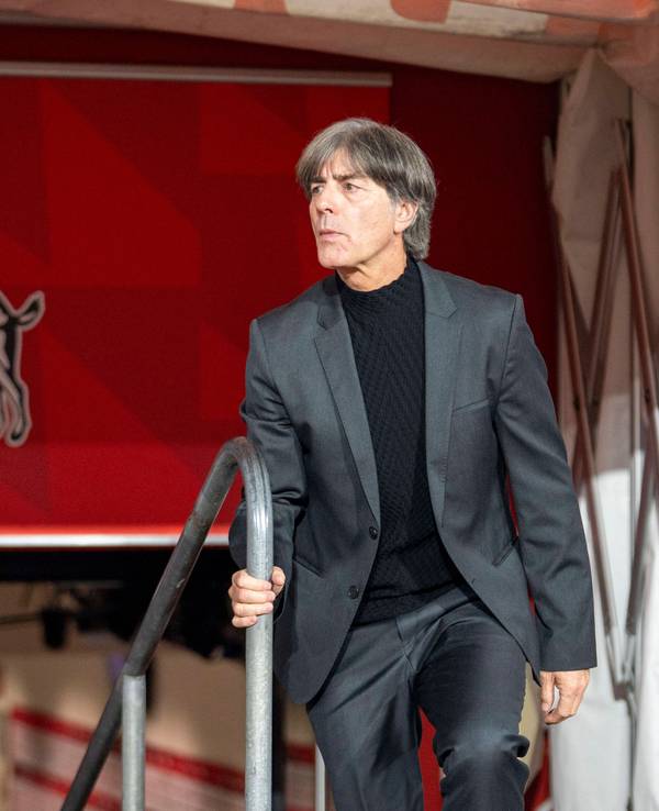 Joachim Löw kommt ins Kölner Stadion.