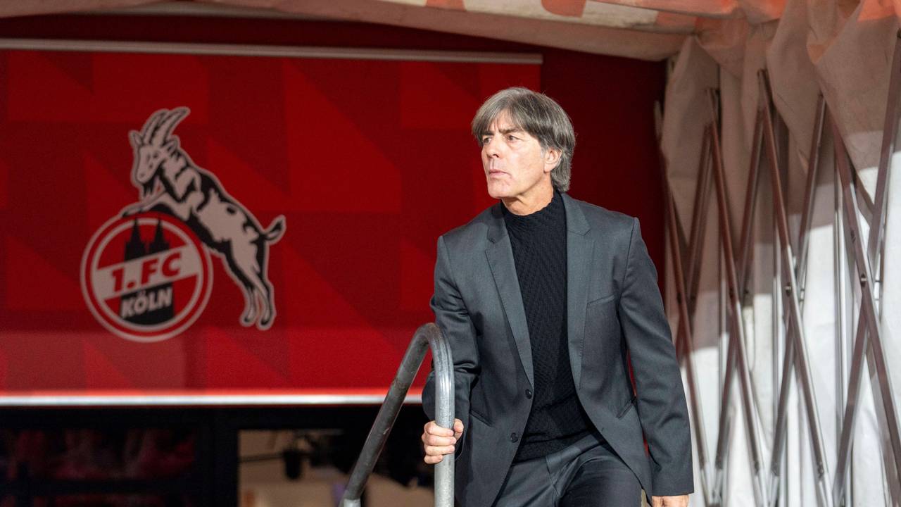 Joachim Löw kommt ins Kölner Stadion.