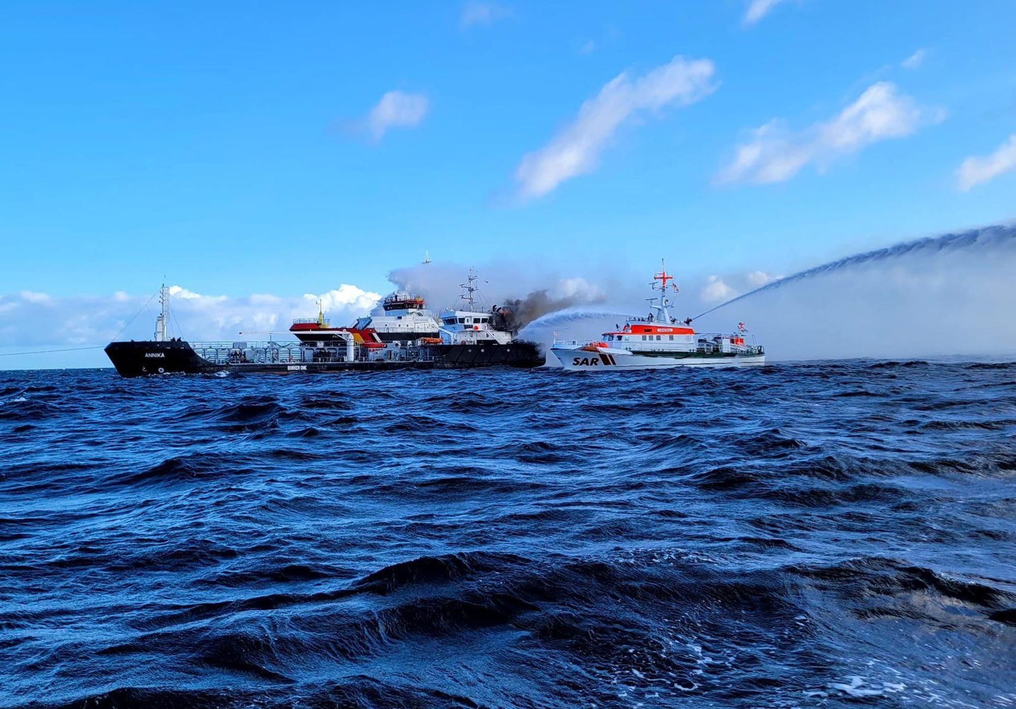 Der Seenotrettungskreuzer Arkona der DGzRS bekämpft den Brand des Küstentankschiff Annika in der Ostsee.