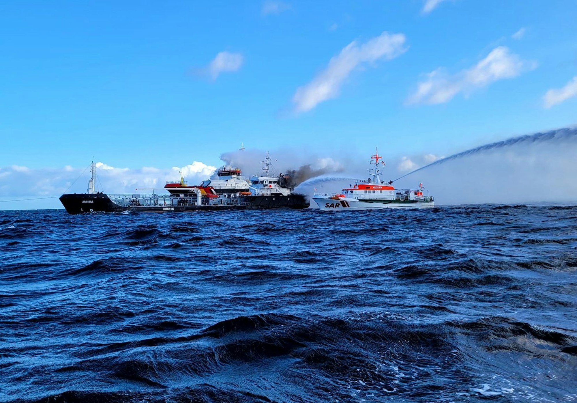 Der Seenotrettungskreuzer Arkona der DGzRS bekämpft den Brand des Küstentankschiff Annika in der Ostsee.