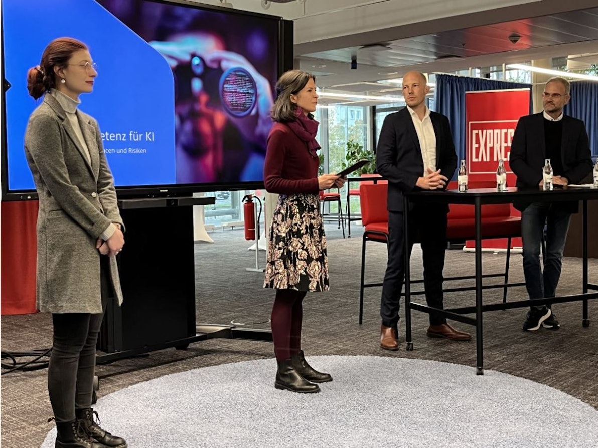 Loreena Czischke-Eberwein, Wissenschaftliche Mitarbeiterin der FHM, Julia Radonjic von der Technischen Hochschule Köln, EXPRESS.de-Redaktionsleiter Christian Spolders und Prof. Dr. Stefan Kombüchen, Wissenschaftlicher Standortleiter Fachhochschule des Mittelstands (FHM) in Köln