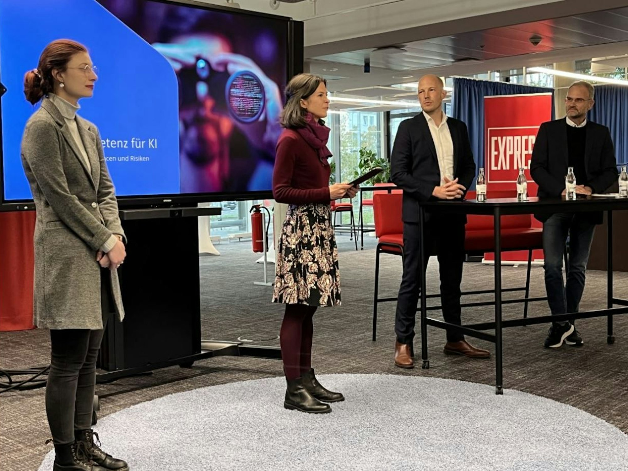 Loreena Czischke-Eberwein, Wissenschaftliche Mitarbeiterin der FHM, Julia Radonjic von der Technischen Hochschule Köln, EXPRESS.de-Redaktionsleiter Christian Spolders und Prof. Dr. Stefan Kombüchen, Wissenschaftlicher Standortleiter Fachhochschule des Mittelstands (FHM) in Köln