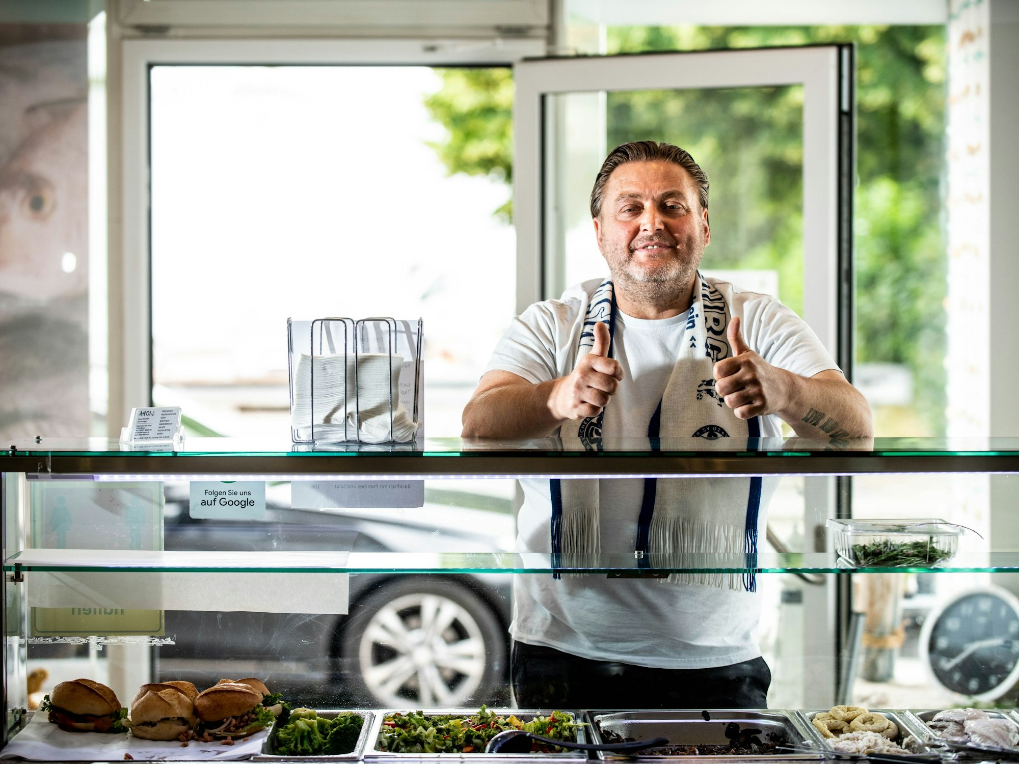 MSV-Fan Danny Wustlich steht an der Verkaufstheke in seinem Geschäft in Moers.