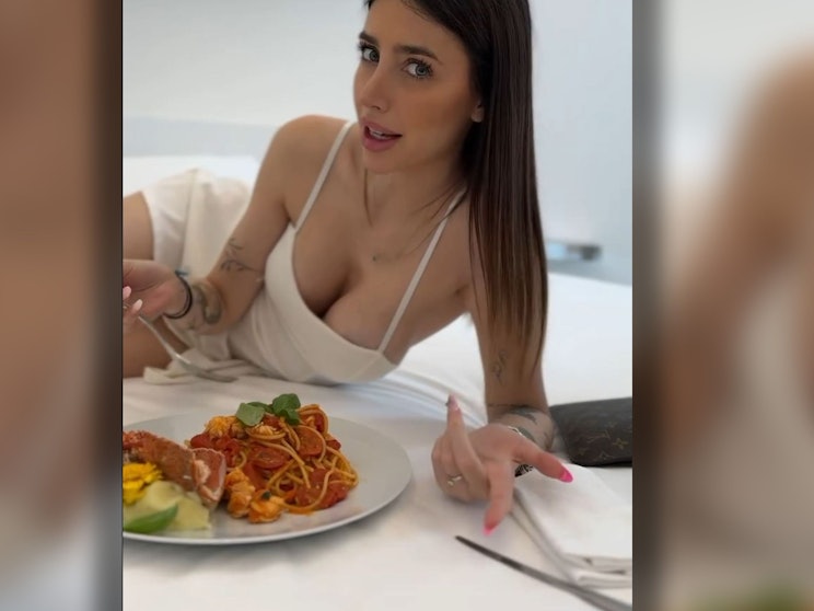 Michelle Comi provoziert erneut. Die Influencerin, die auch auf OnlyFans aktiv ist, hat eine Online-Spendenaktion gestartet, um eine Brustvergrößerung zu finanzieren.