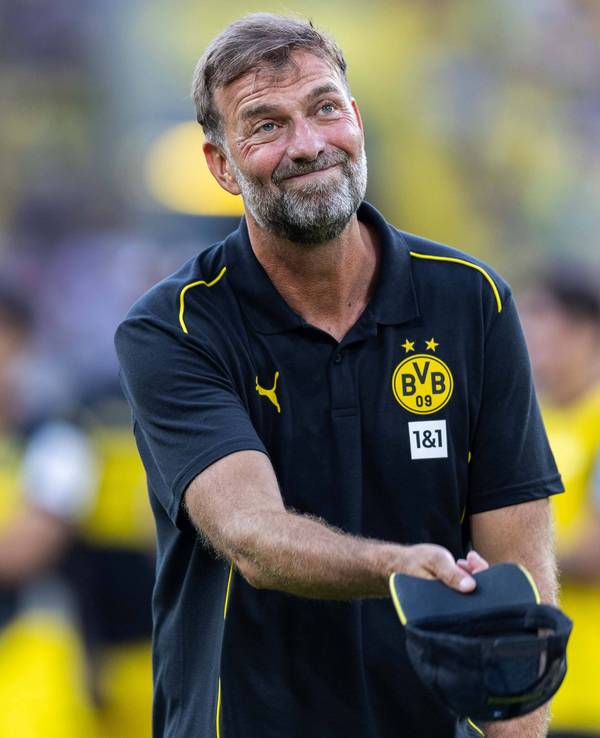 Jürgen Klopp verneigt sich vor den Dortmunder Fans.