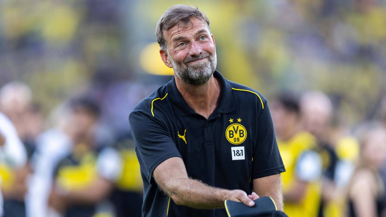 Jürgen Klopp verneigt sich vor den Dortmunder Fans.
