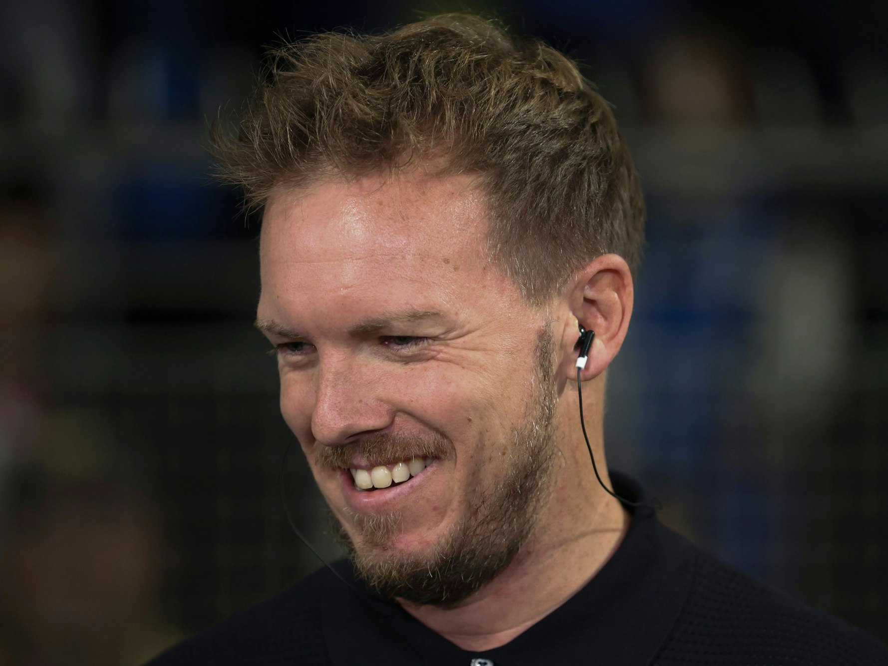 Julian Nagelsmann steht am Spielfeldrand.