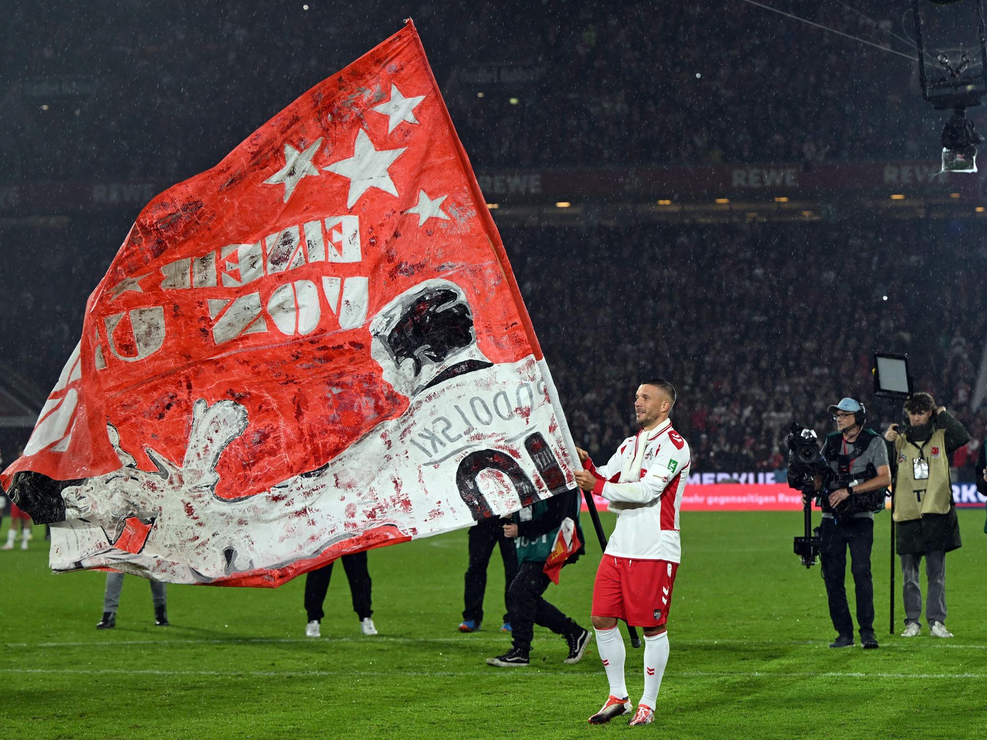 Lukas Podolski feiert mit den Fans.