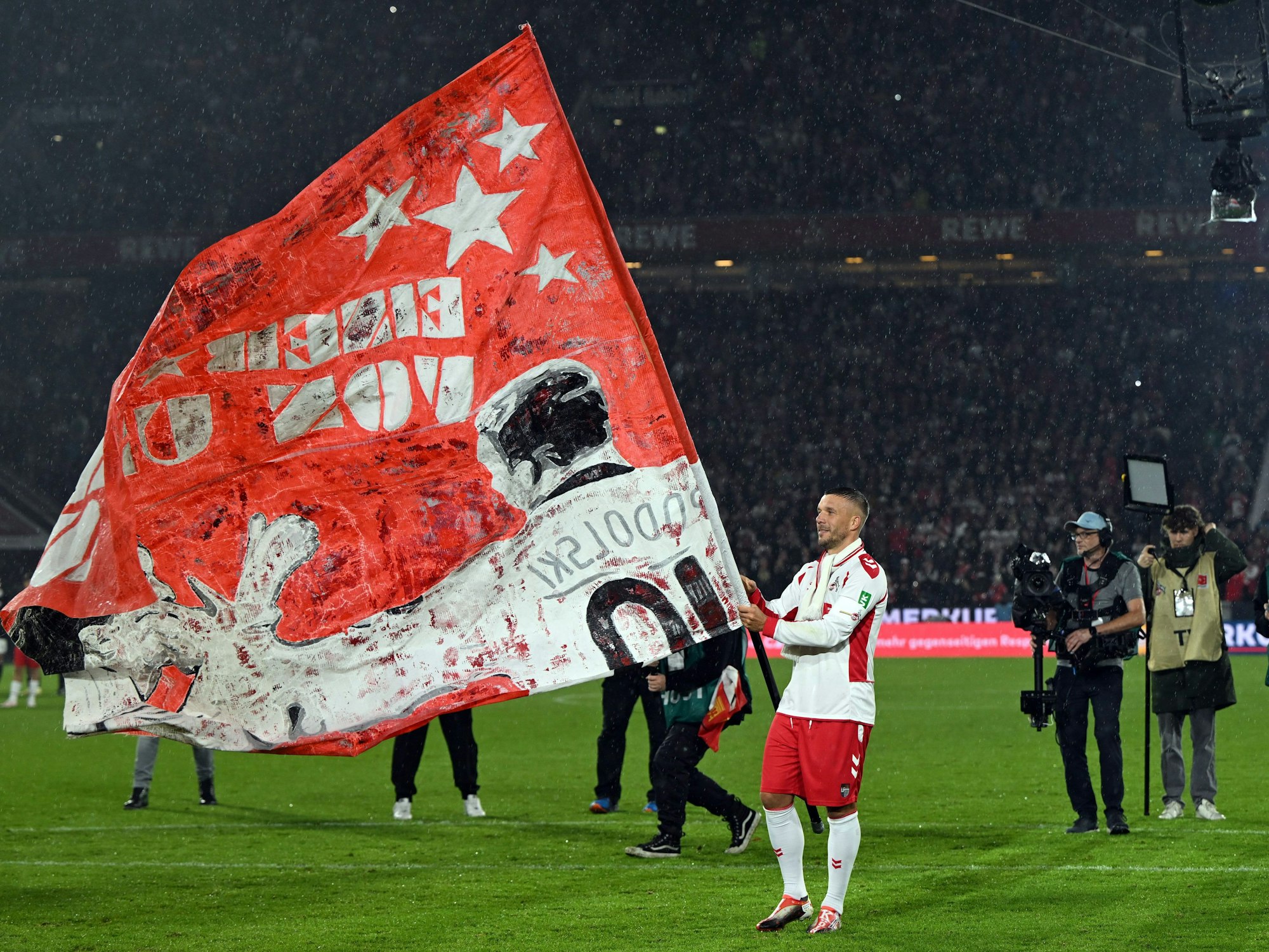 Lukas Podolski feiert mit den Fans.
