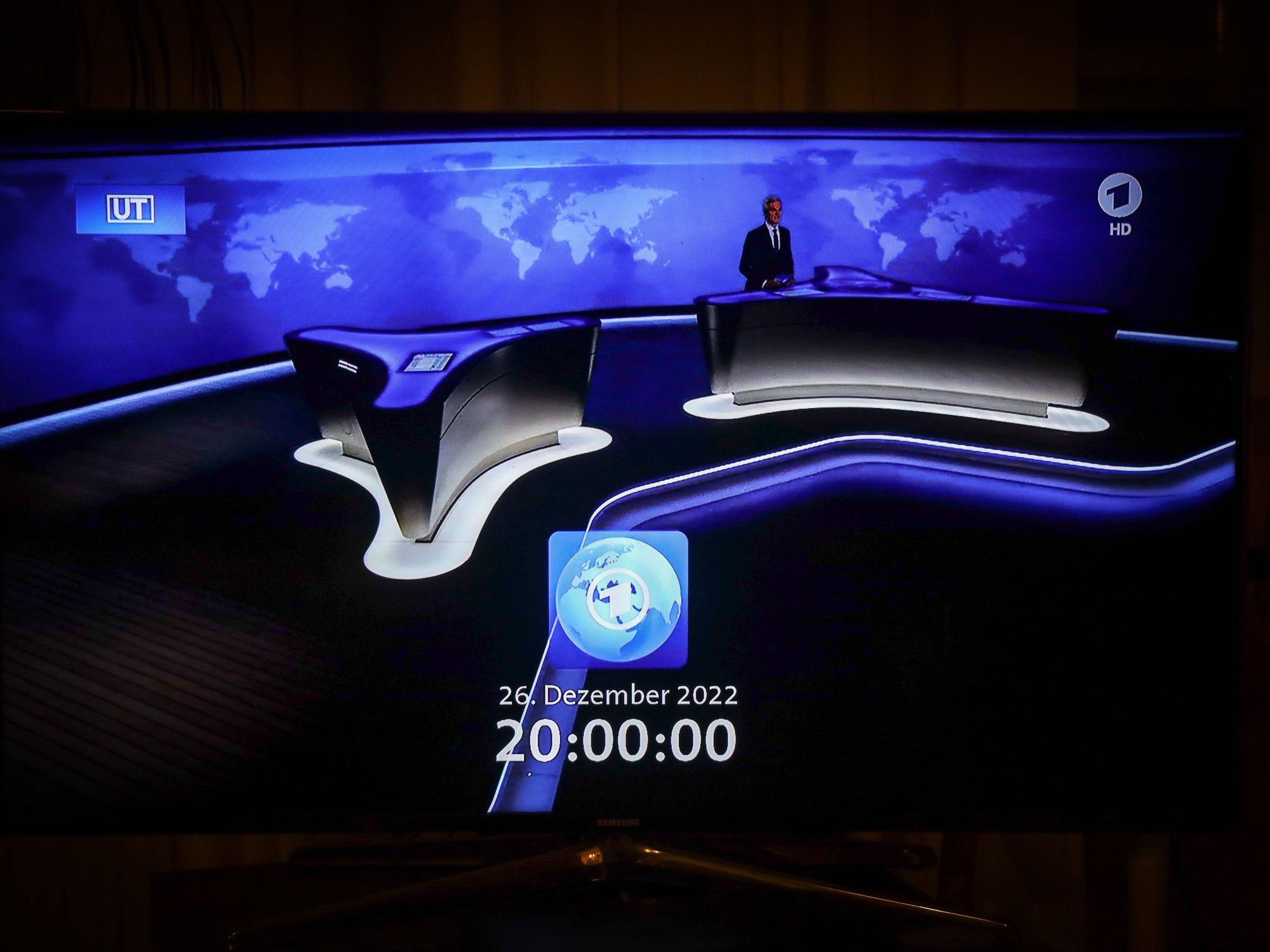 Auf einem Fernseher läuft die 20-Uhr-Hauptausgabe der Tagesschau vom 26. Dezember 2022