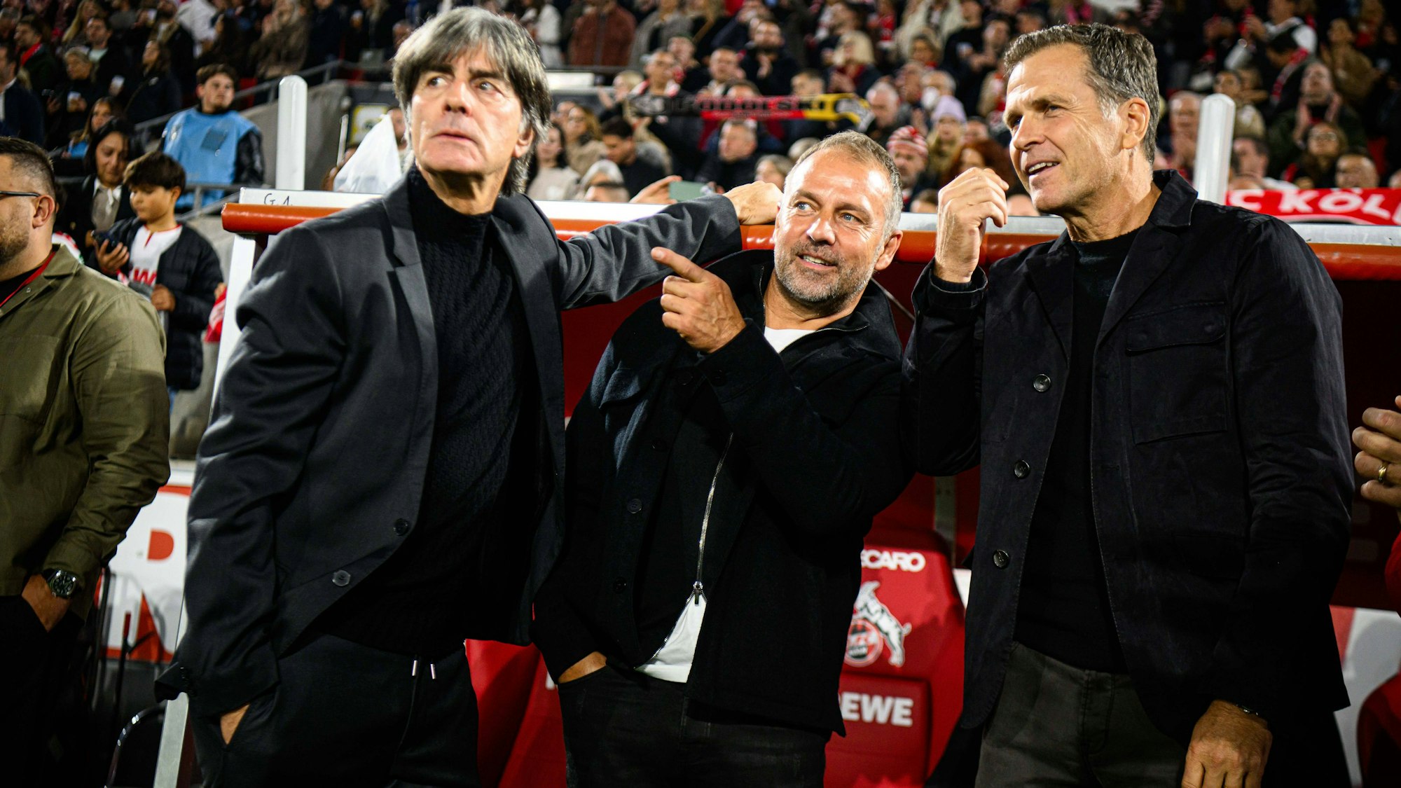 Joachim Löw, Hansi Flick und Oliver Bierhoff stehen an der Trainerbank.