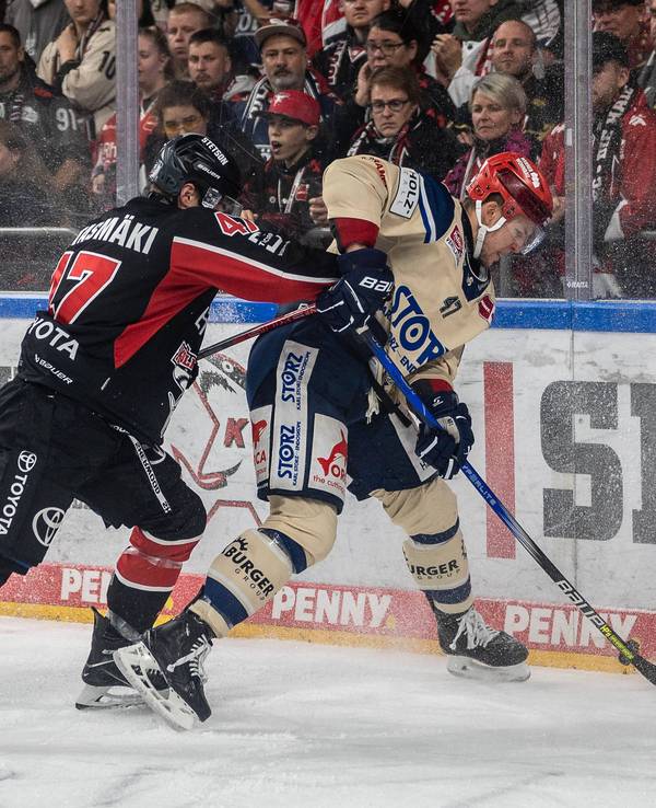 Matti Vittasmäki von den Kölner Haien im Duell um den Puck mit Alexander Karachun.