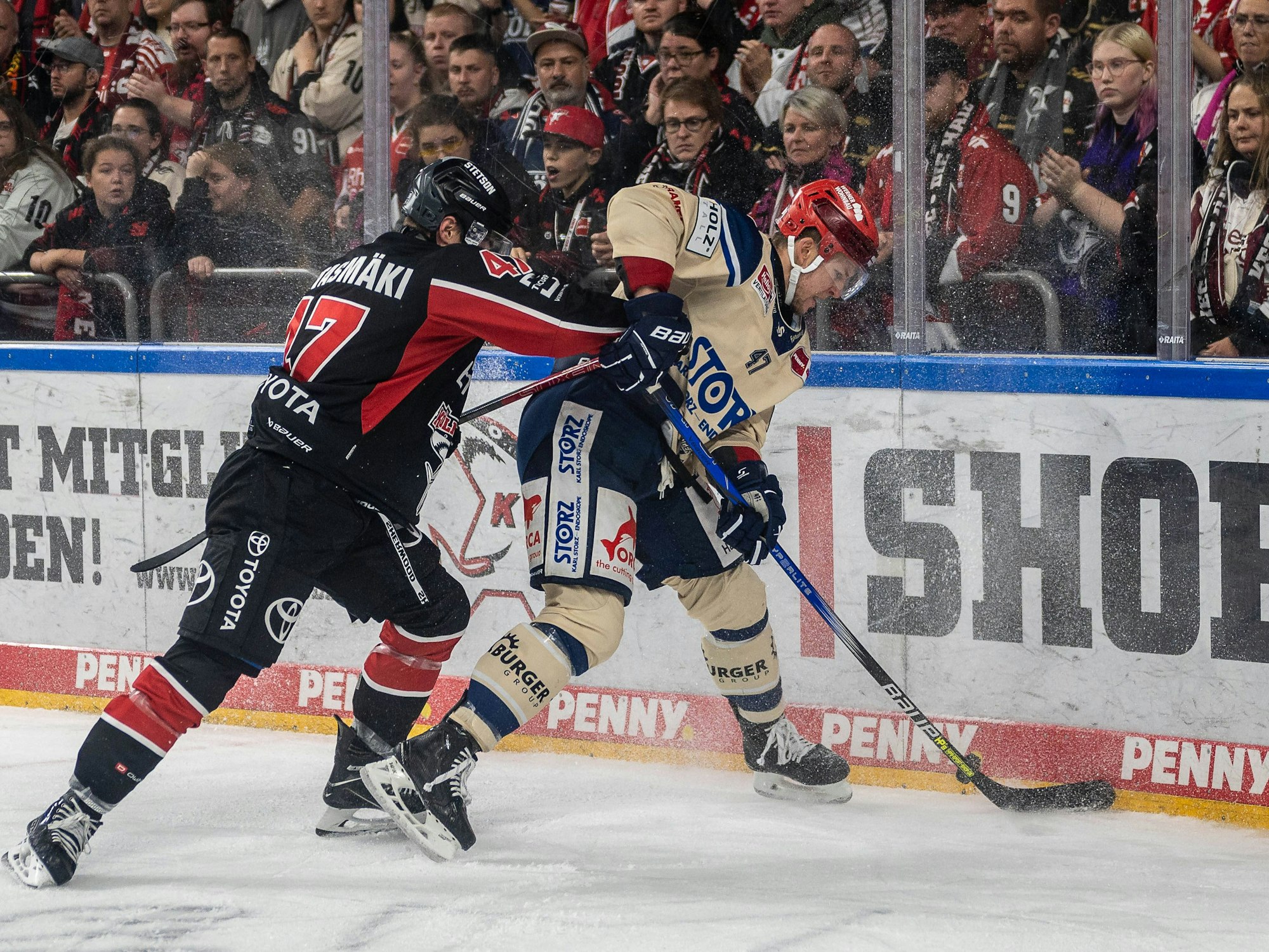 Matti Vittasmäki von den Kölner Haien im Duell um den Puck mit Alexander Karachun.