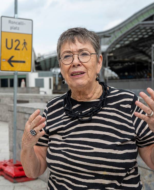 Barbara Schock-Werner beim Rundgang um den Kölner Dom.