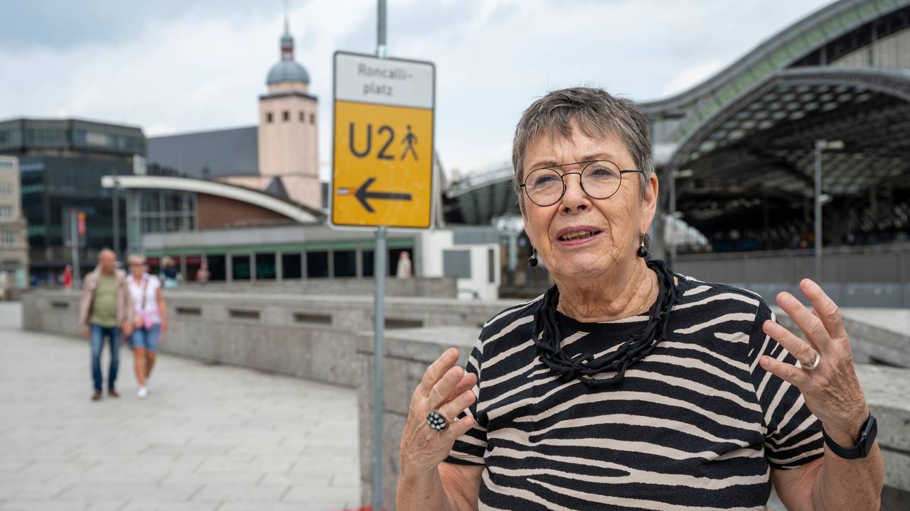 Barbara Schock-Werner beim Rundgang um den Kölner Dom.