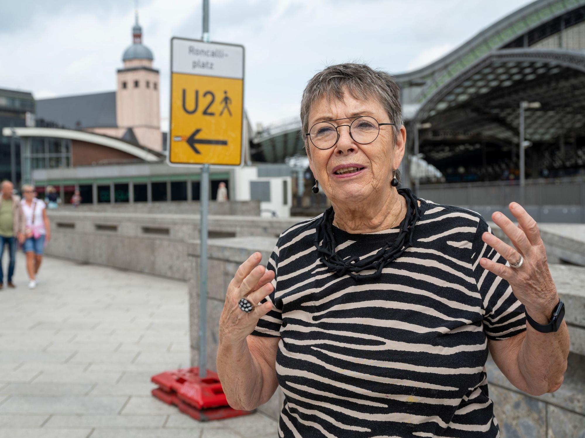 Barbara Schock-Werner beim Rundgang um den Kölner Dom.