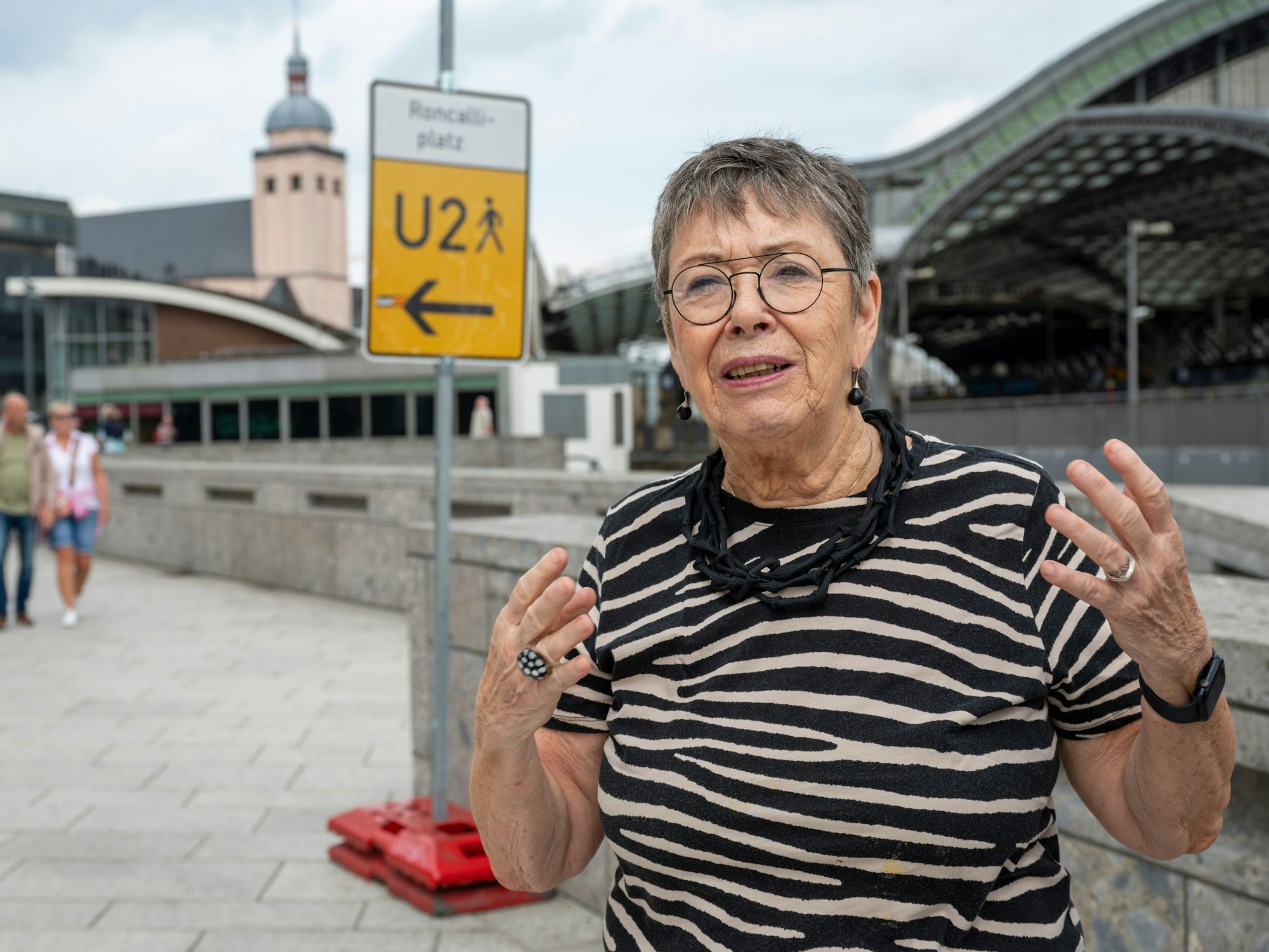 Barbara Schock-Werner beim Rundgang um den Kölner Dom.