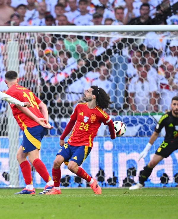 Jamal Musiala schießt Spaniens Marc Cucurella bei der EM 224 gegen den Arm.