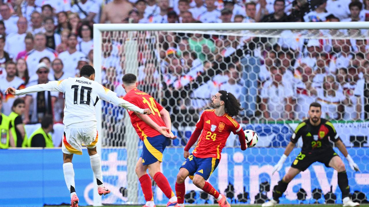 Jamal Musiala schießt Spaniens Marc Cucurella bei der EM 224 gegen den Arm.