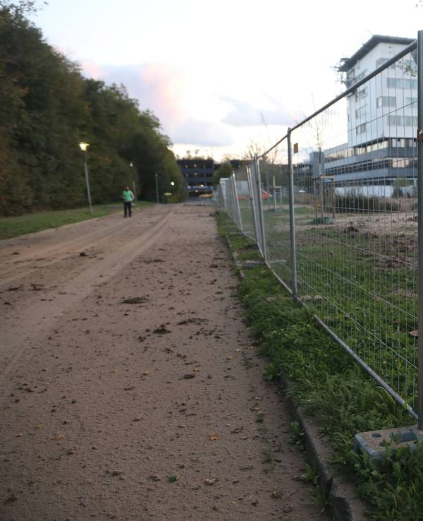 Blick auf das Klinikgelände in Köln-Merheim, wo am Freitag (11. Oktober) eine Bombe kontrolliert gesprengt wurde.