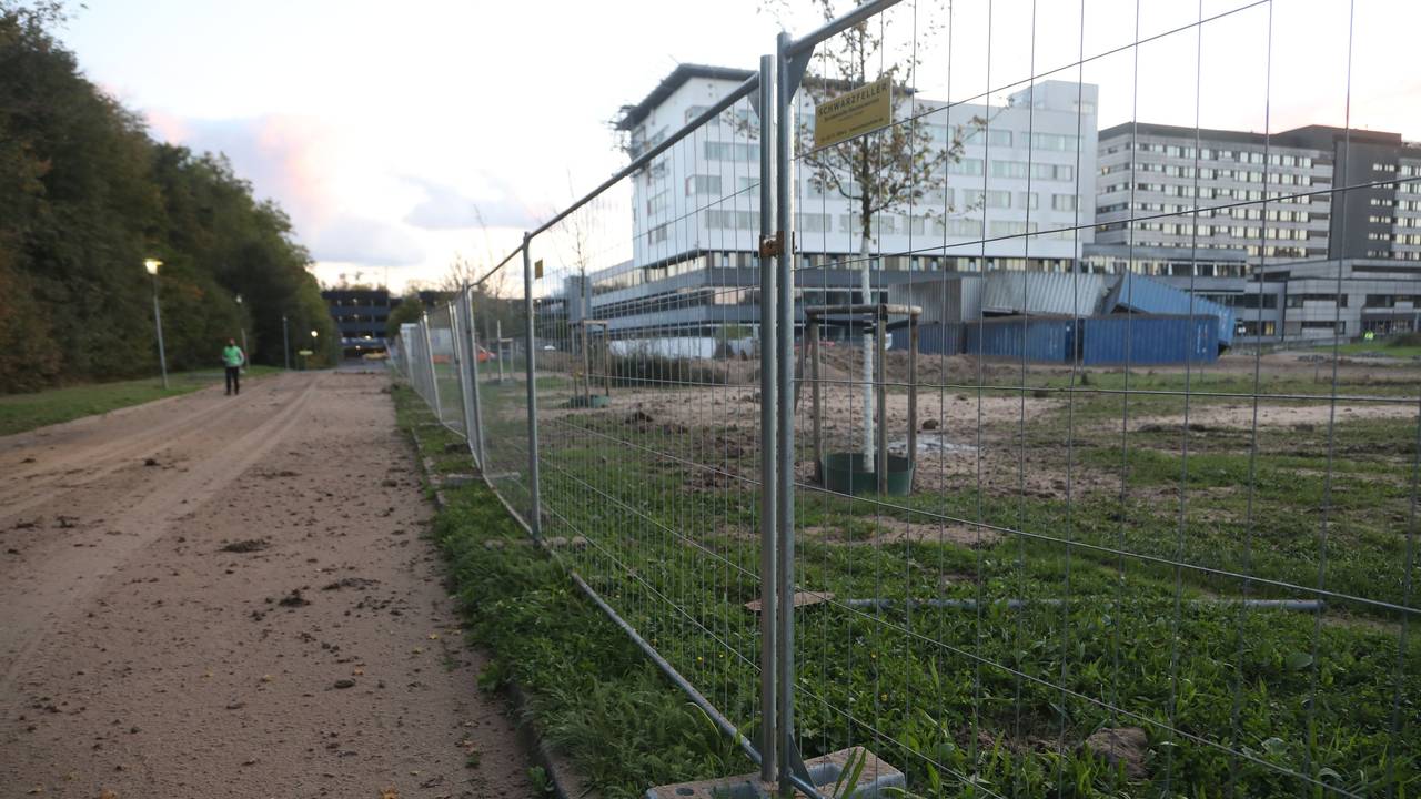Blick auf das Klinikgelände in Köln-Merheim, wo am Freitag (11. Oktober) eine Bombe kontrolliert gesprengt wurde.