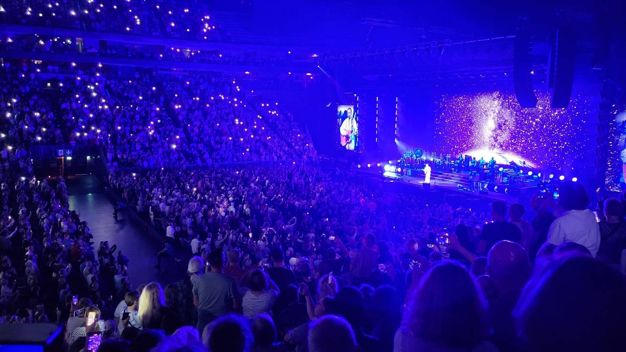 Blick in die Kölner Lanxess-Arena während des Konzerts von Westernhagen im Mai 2024.