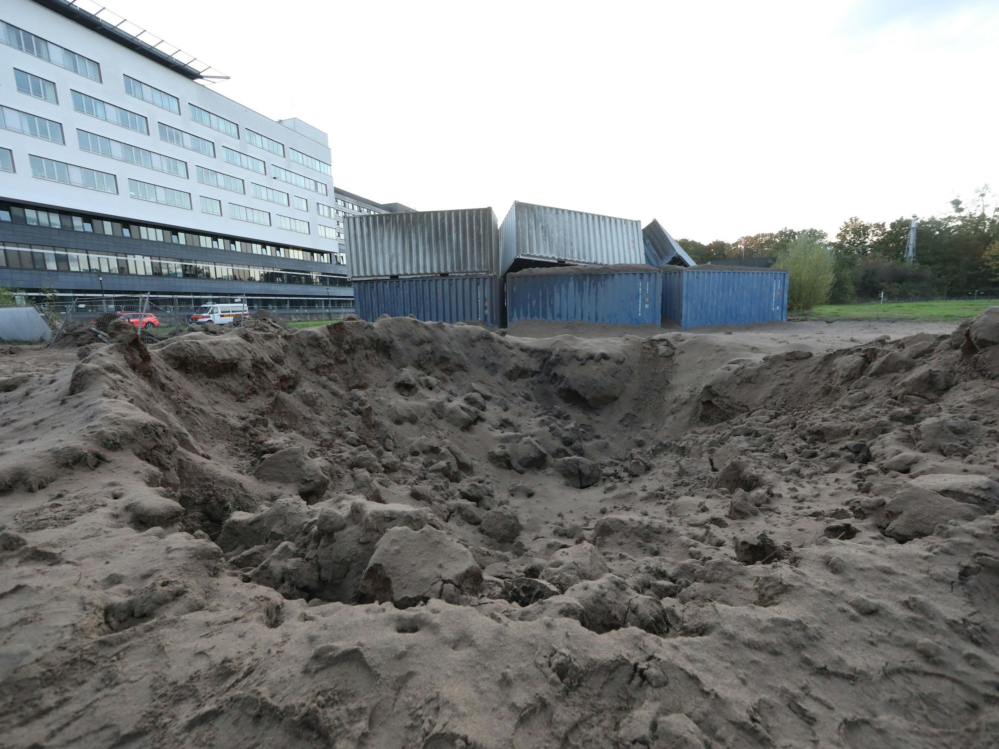 Die Wucht der Explosion verursachte ein großen Krater vor dem Krankenhaus in Merheim.