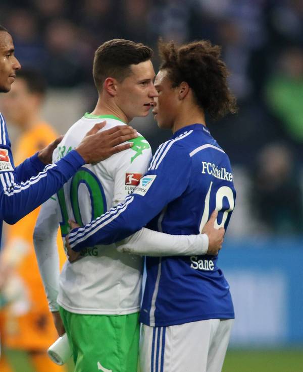 Joel Matip, (l.), hier am 6. Februar 2016 mit Julian Draxler und Leroy Sane, hat seine aktive Karriere beendet.
