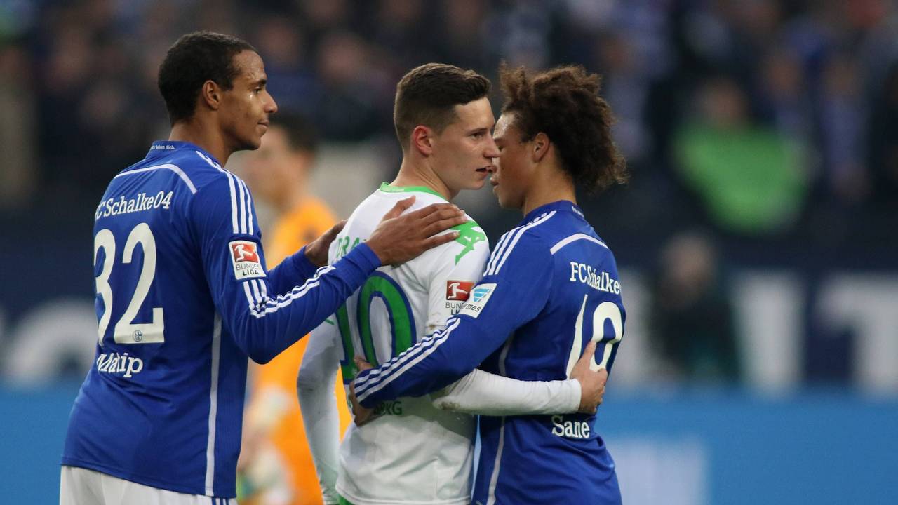Joel Matip, (l.), hier am 6. Februar 2016 mit Julian Draxler und Leroy Sane, hat seine aktive Karriere beendet.