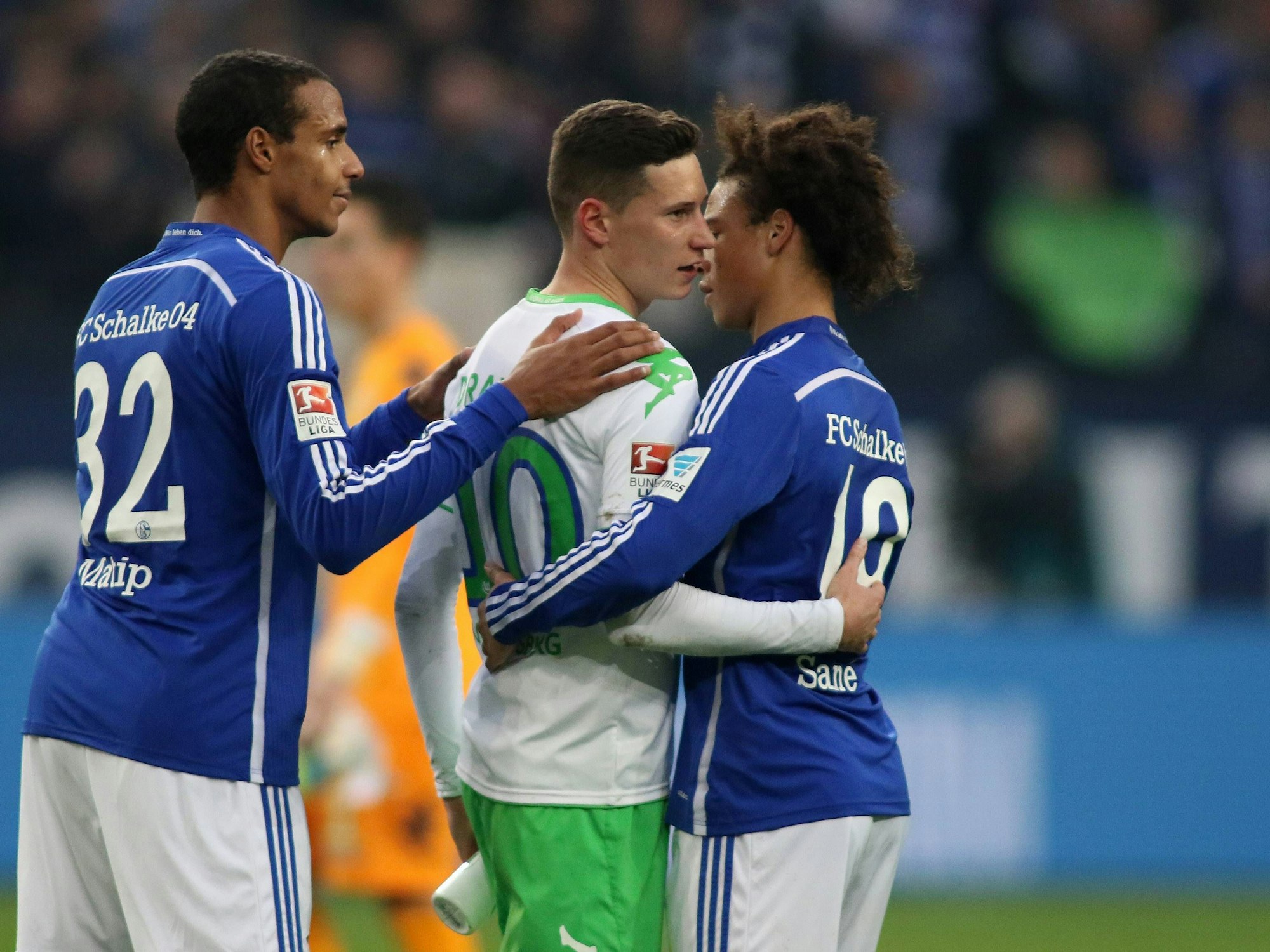 Joel Matip, (l.), hier am 6. Februar 2016 mit Julian Draxler und Leroy Sane, hat seine aktive Karriere beendet.