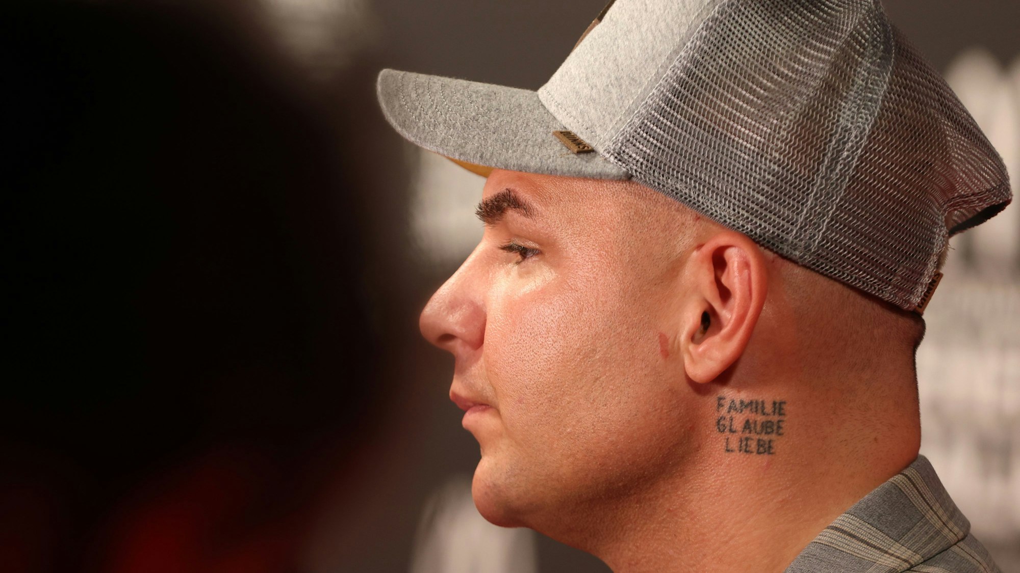 Pietro Lombardi, Sänger, steht auf dem roten Teppich der McDonald's Benefiz Gala 2023.