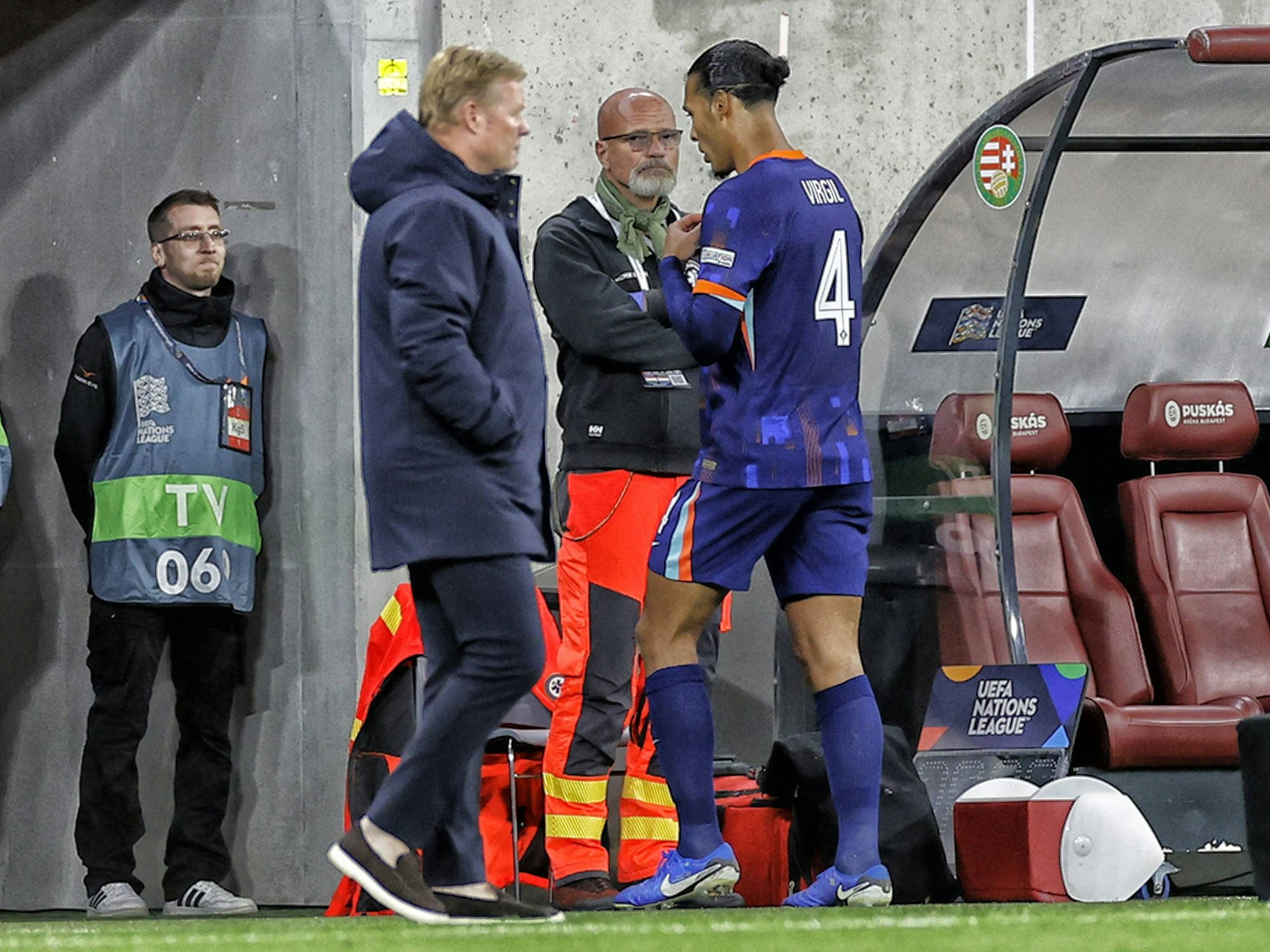 Virgil van Dijk (r.) verlässt nach seinem Platzverweis gegen Ungarn den Platz und stapft an Trainer Ronald Koeman vorbei. (Foto: 11. Oktober 2024)