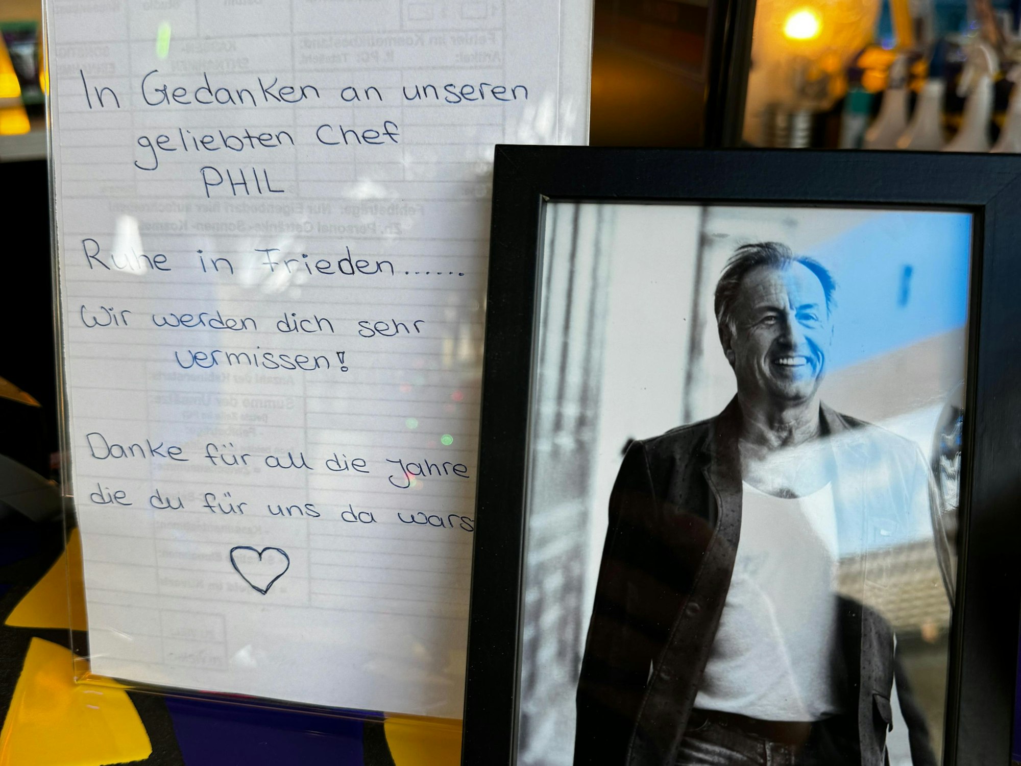 Phil Giesen, Sonnenbank-König, wurde in seiner Villa im Hahnwald ermordet. In seinen Studios erinnern Angestellte an ihn.