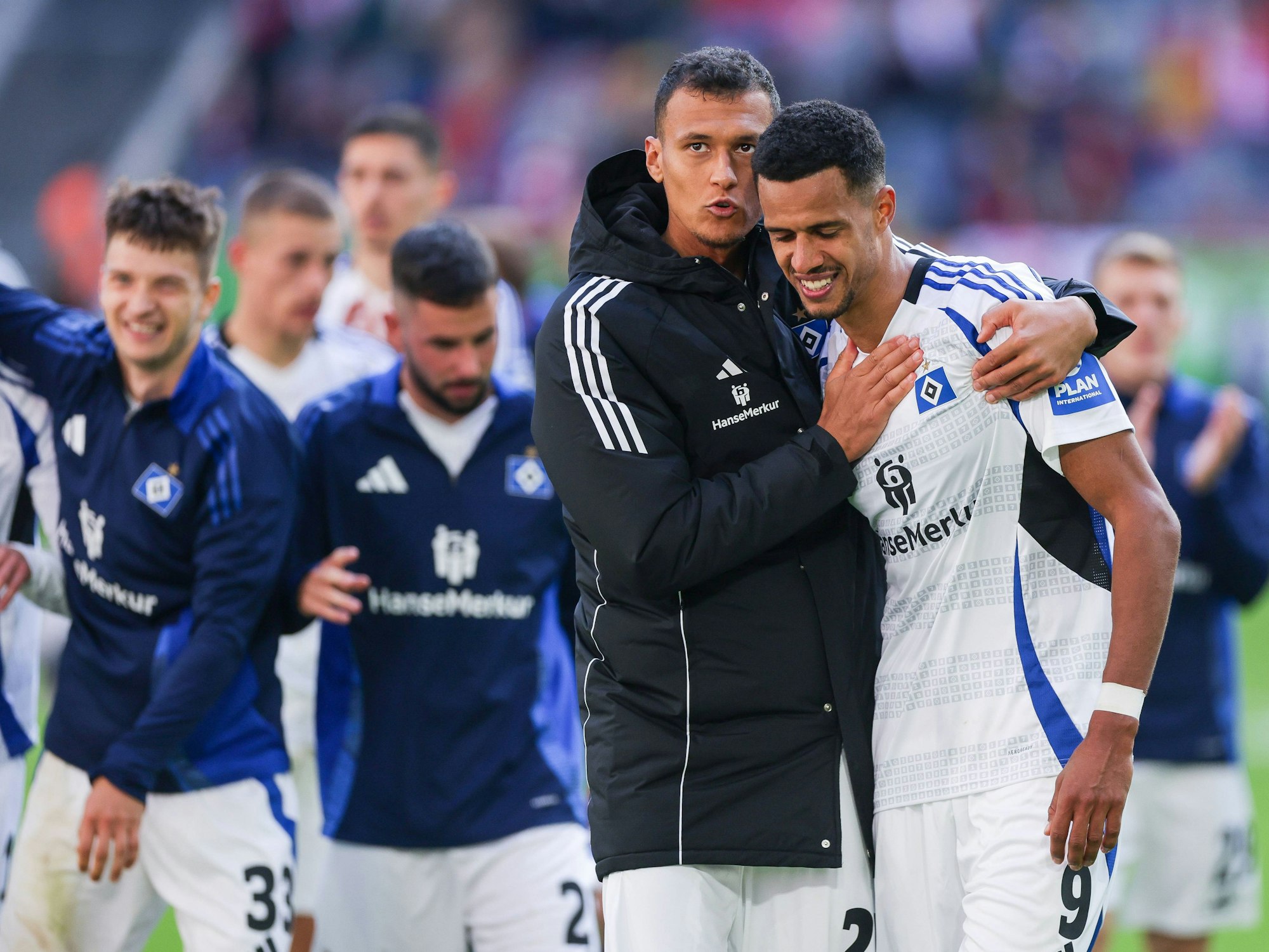 Davie Selke umarmt Robert Glatzel (r.).