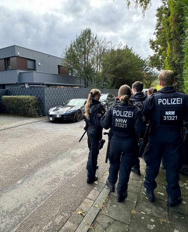 Polizeikräfte stehen vor einer großen Villa im Kölner Hahnwald. Hier wurde Phil Giesen getötet.