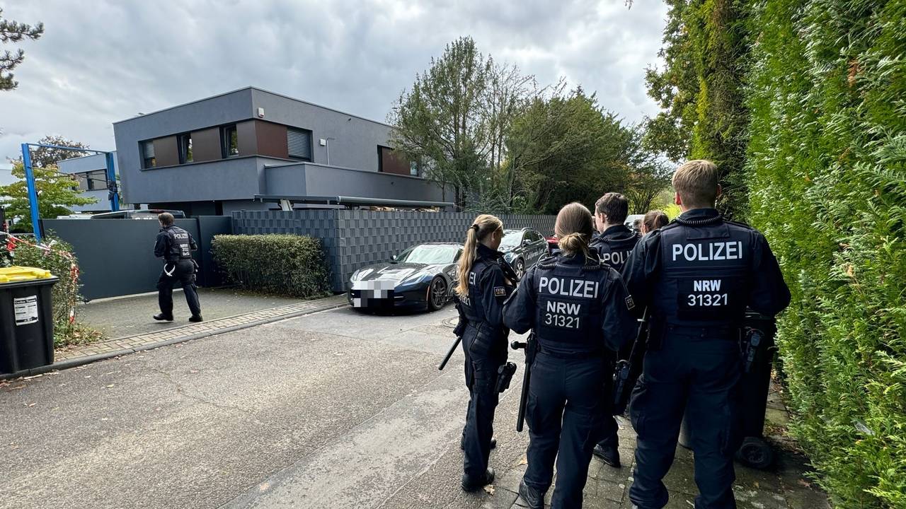 Polizeikräfte stehen vor einer großen Villa im Kölner Hahnwald. Hier wurde Phil Giesen getötet.
