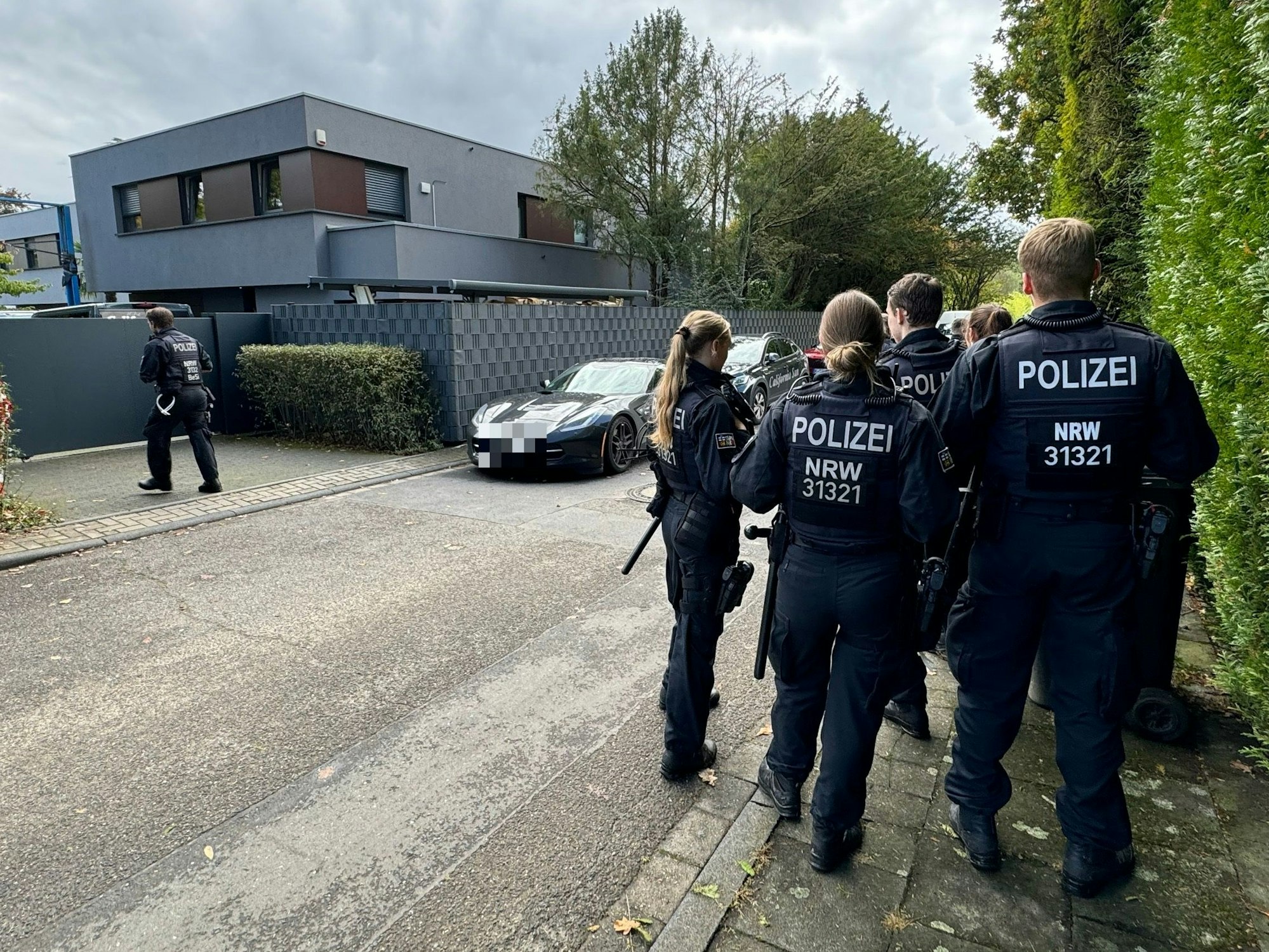 Polizeikräfte stehen vor einer großen Villa im Kölner Hahnwald. Hier wurde Phil Giesen getötet.