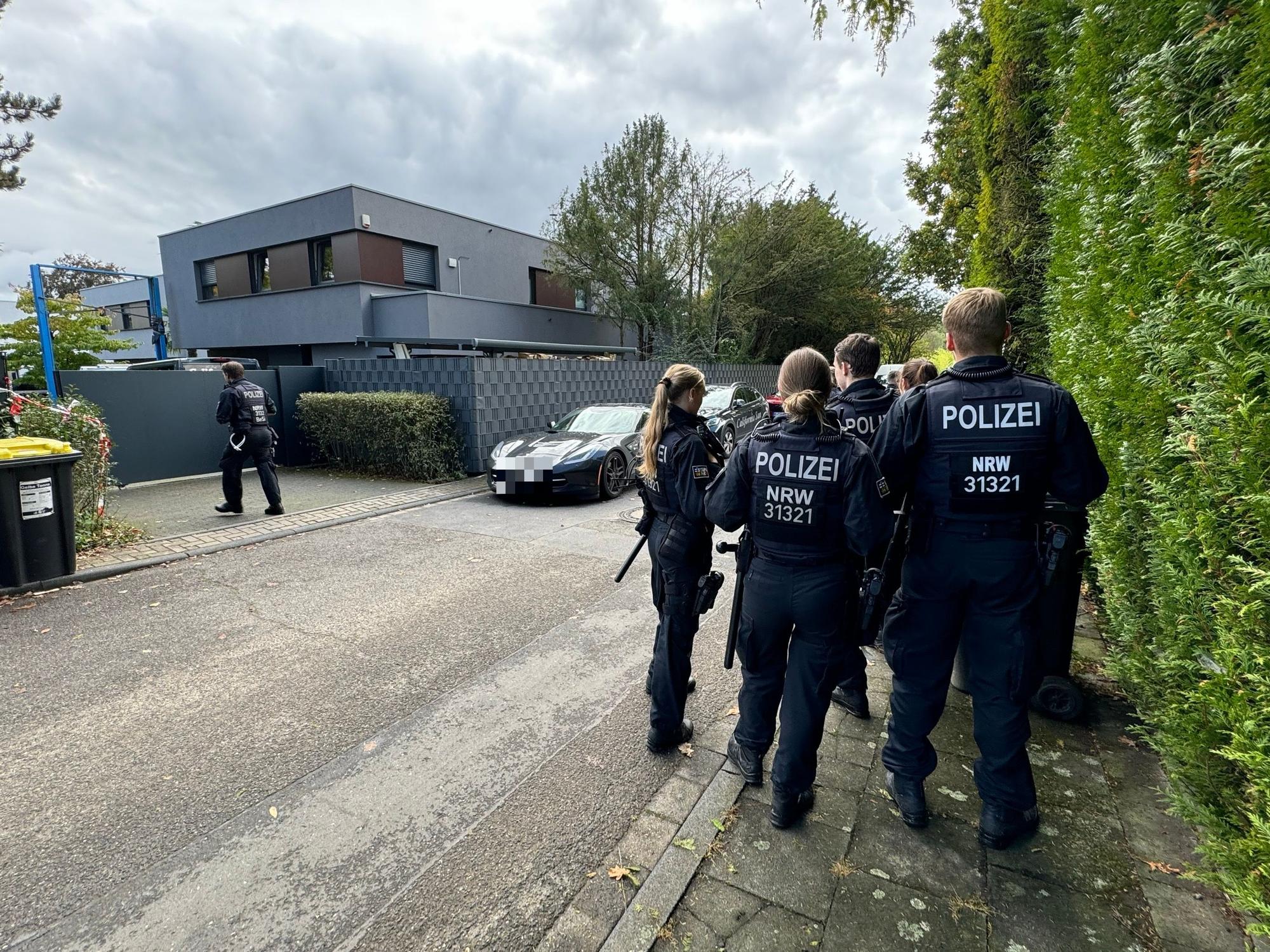 Polizeikräfte stehen vor einer großen Villa im Kölner Hahnwald. Hier wurde Phil Giesen getötet.