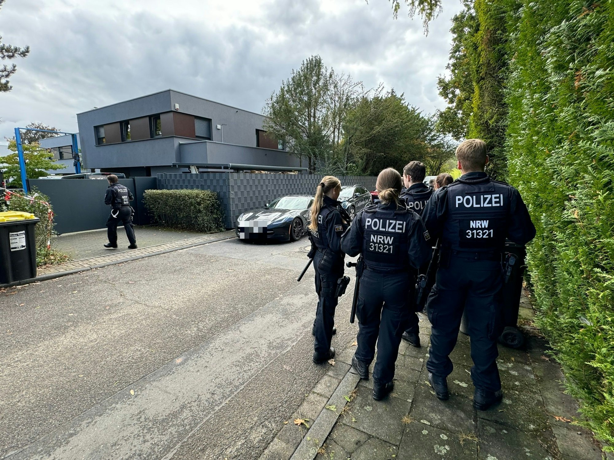 Polizeikräfte stehen vor einer großen Villa im Kölner Hahnwald. Hier wurde Phil Giesen getötet.
