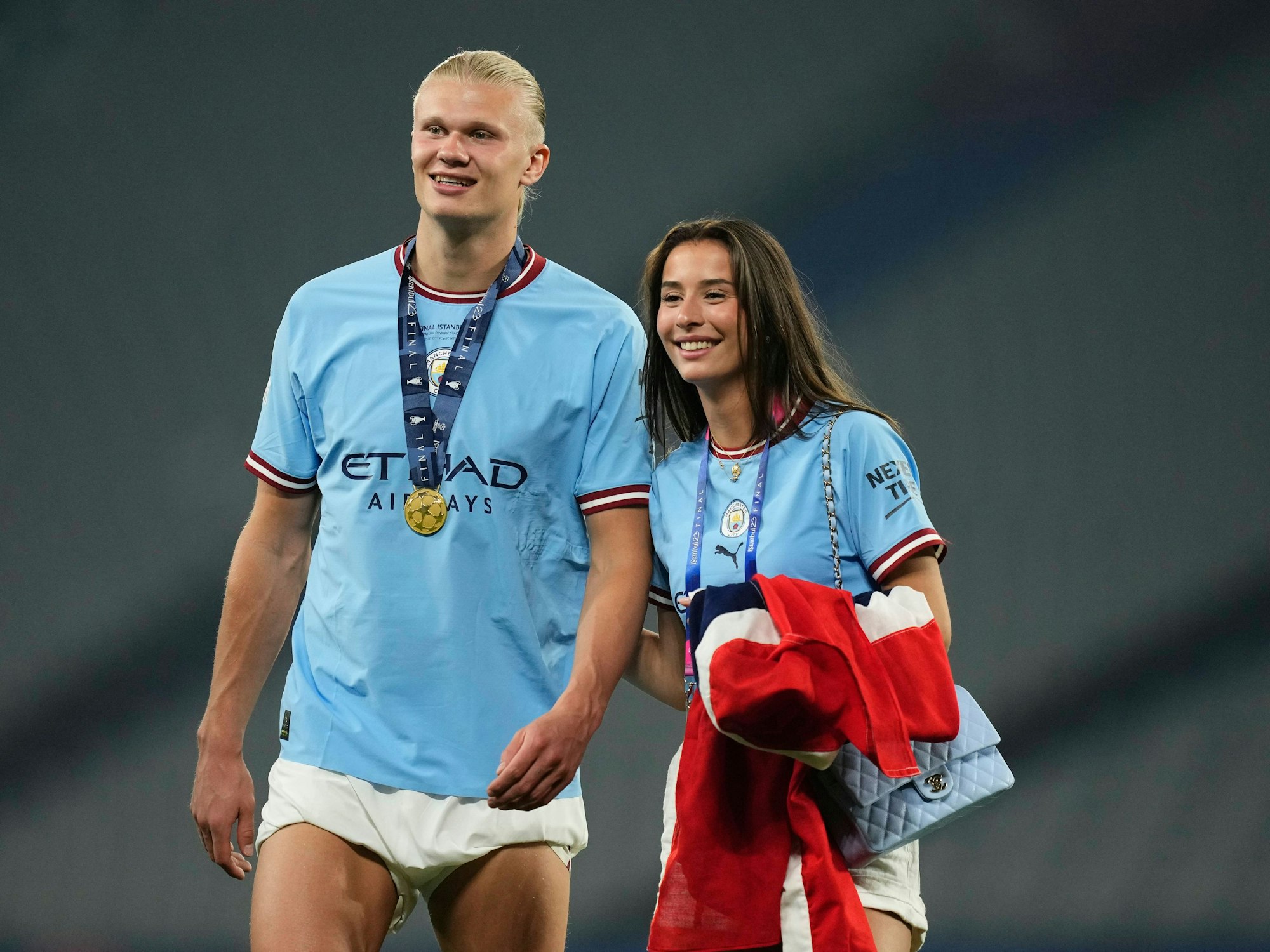Erling Haaland mit seiner Freundin Isabel Haugseng Johansen auf dem Spielfeld.