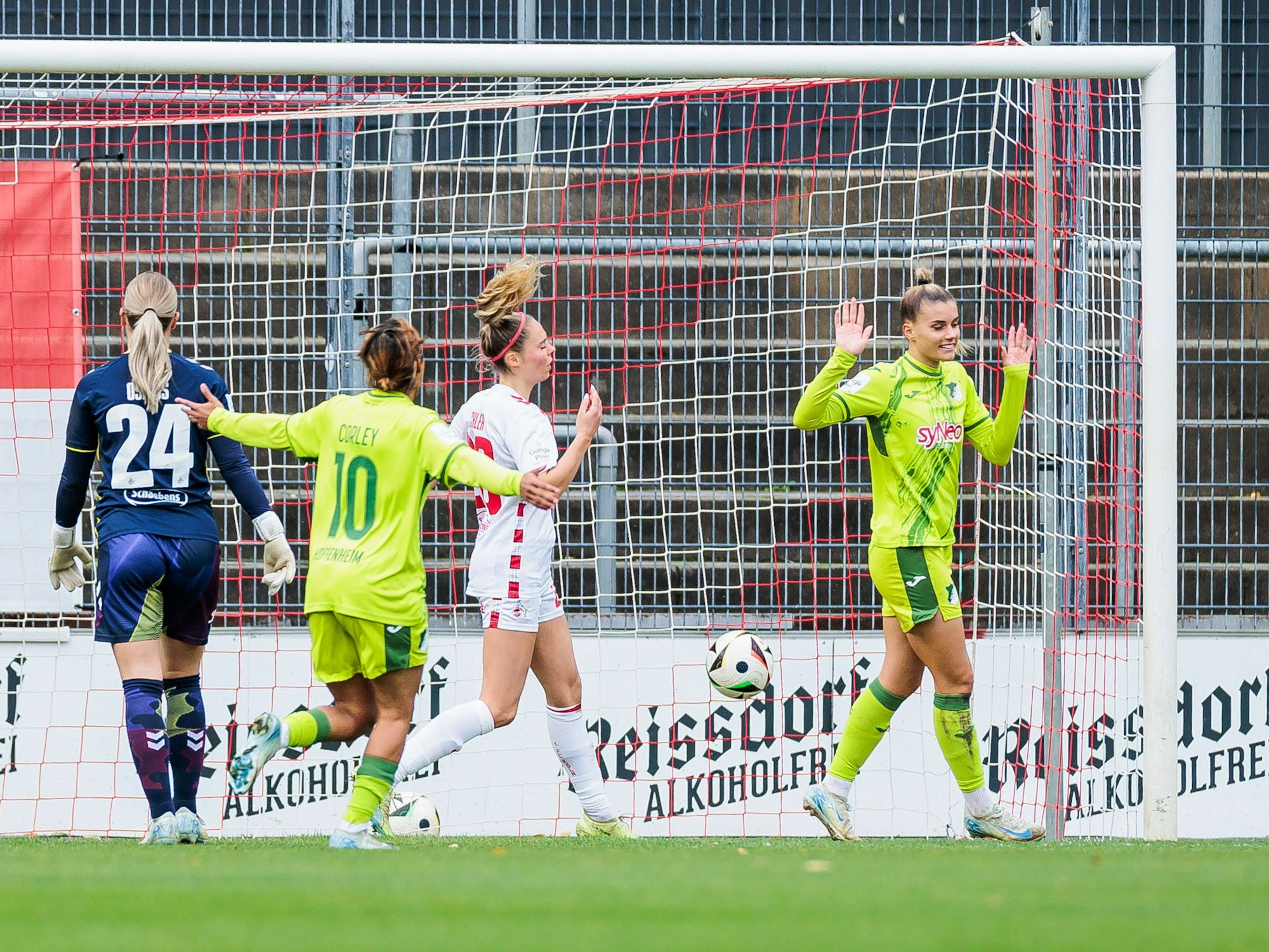 Selina Cerci (r.) traf am Sonntag (13. Oktober 2024) gegen ihren Ex-Klub, den 1. FC Köln.