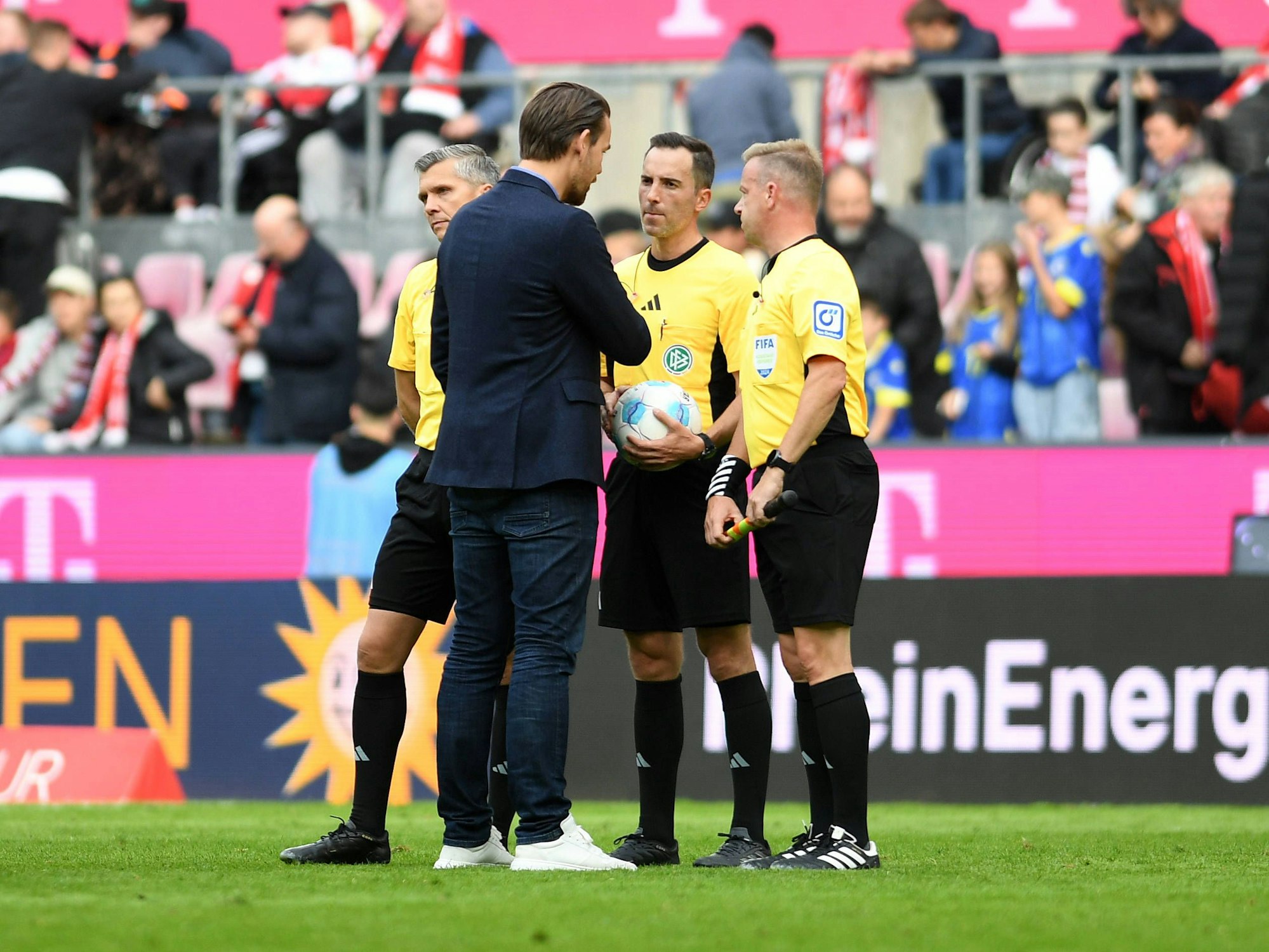 Thomas Kessler im Gespräch mit Schiedsrichter Benjamin Brand.